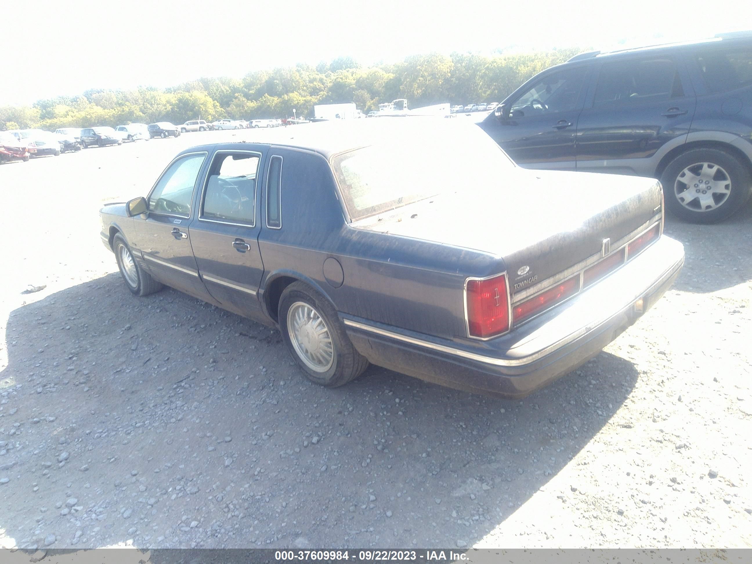 Photo 2 VIN: 1LNLM82WXTY625475 - LINCOLN TOWN CAR 