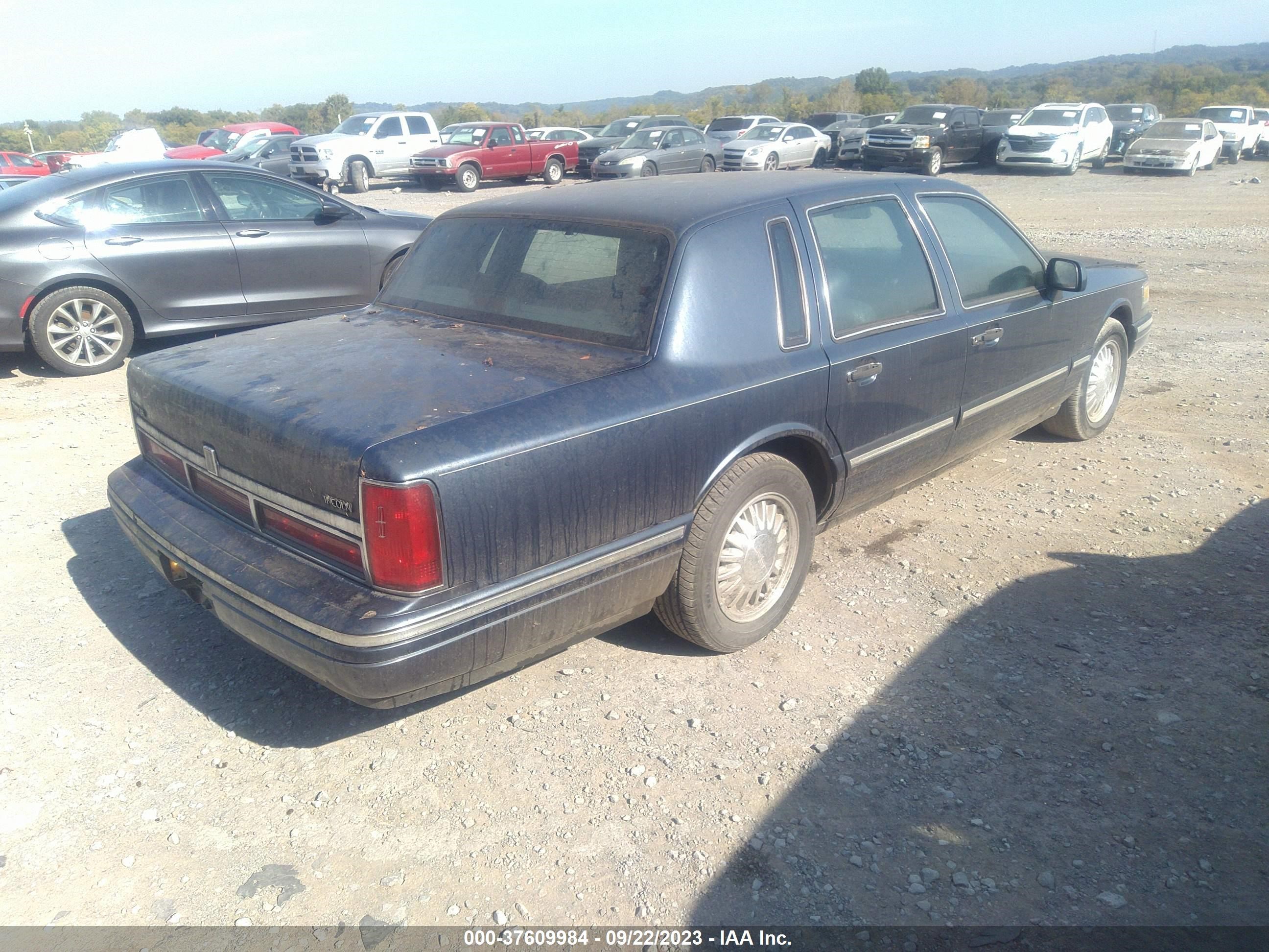 Photo 3 VIN: 1LNLM82WXTY625475 - LINCOLN TOWN CAR 