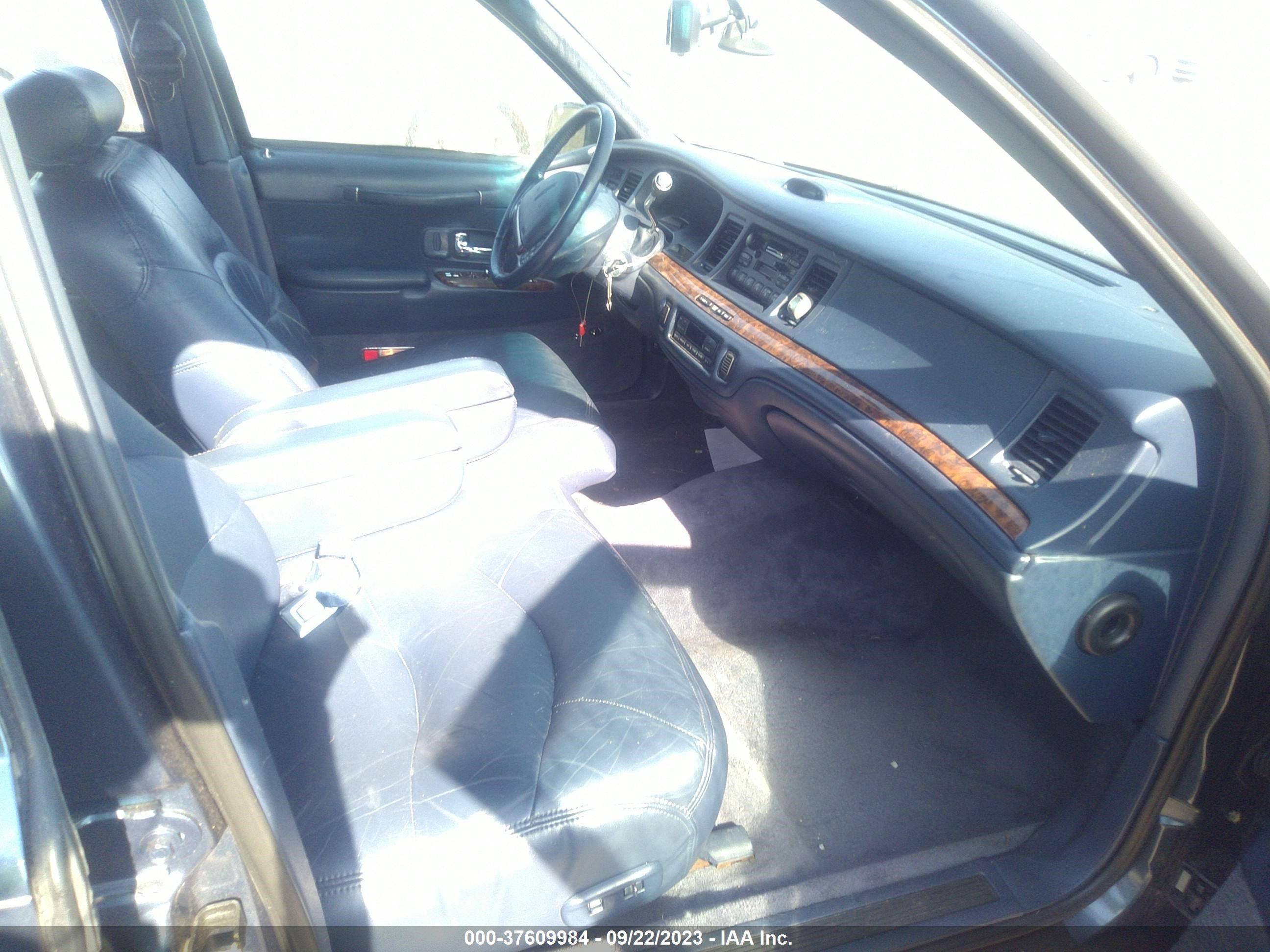 Photo 4 VIN: 1LNLM82WXTY625475 - LINCOLN TOWN CAR 