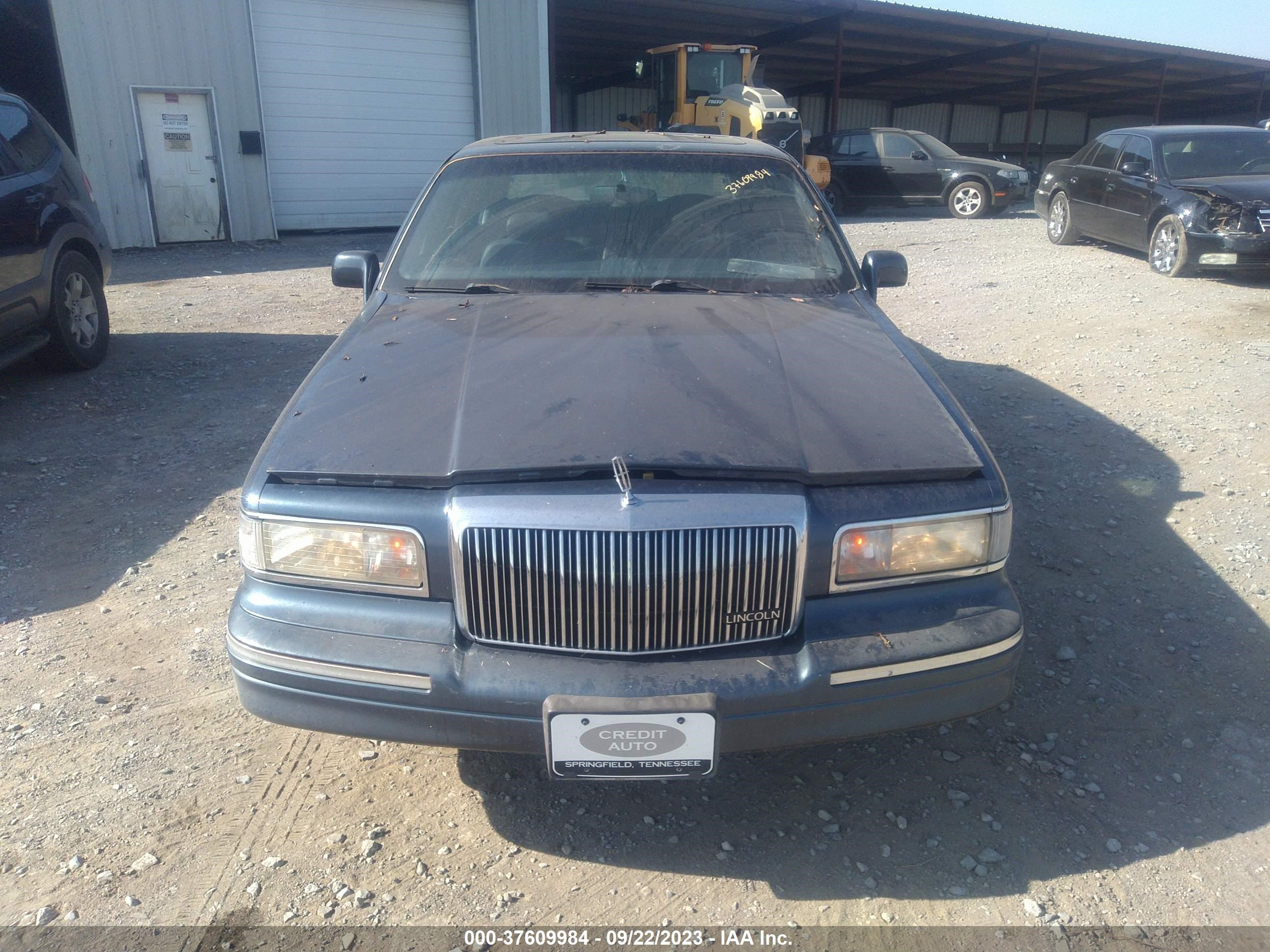 Photo 5 VIN: 1LNLM82WXTY625475 - LINCOLN TOWN CAR 