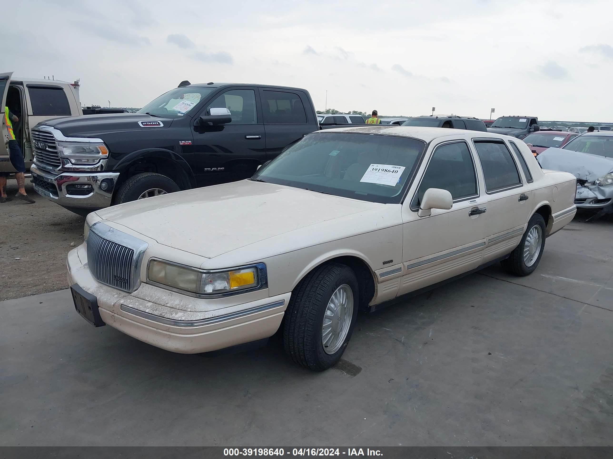 Photo 1 VIN: 1LNLM83W1SY674173 - LINCOLN TOWN CAR 