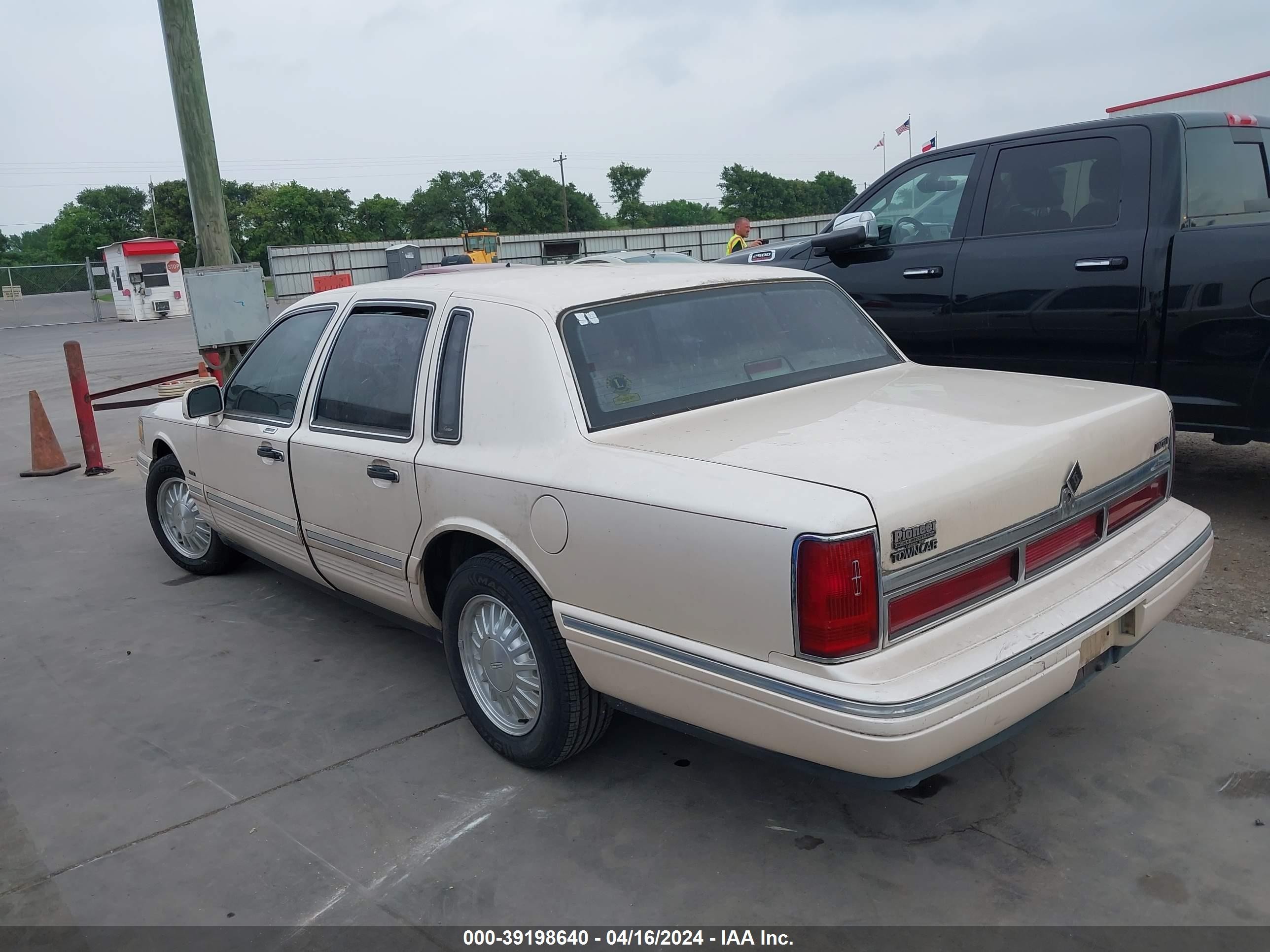 Photo 2 VIN: 1LNLM83W1SY674173 - LINCOLN TOWN CAR 