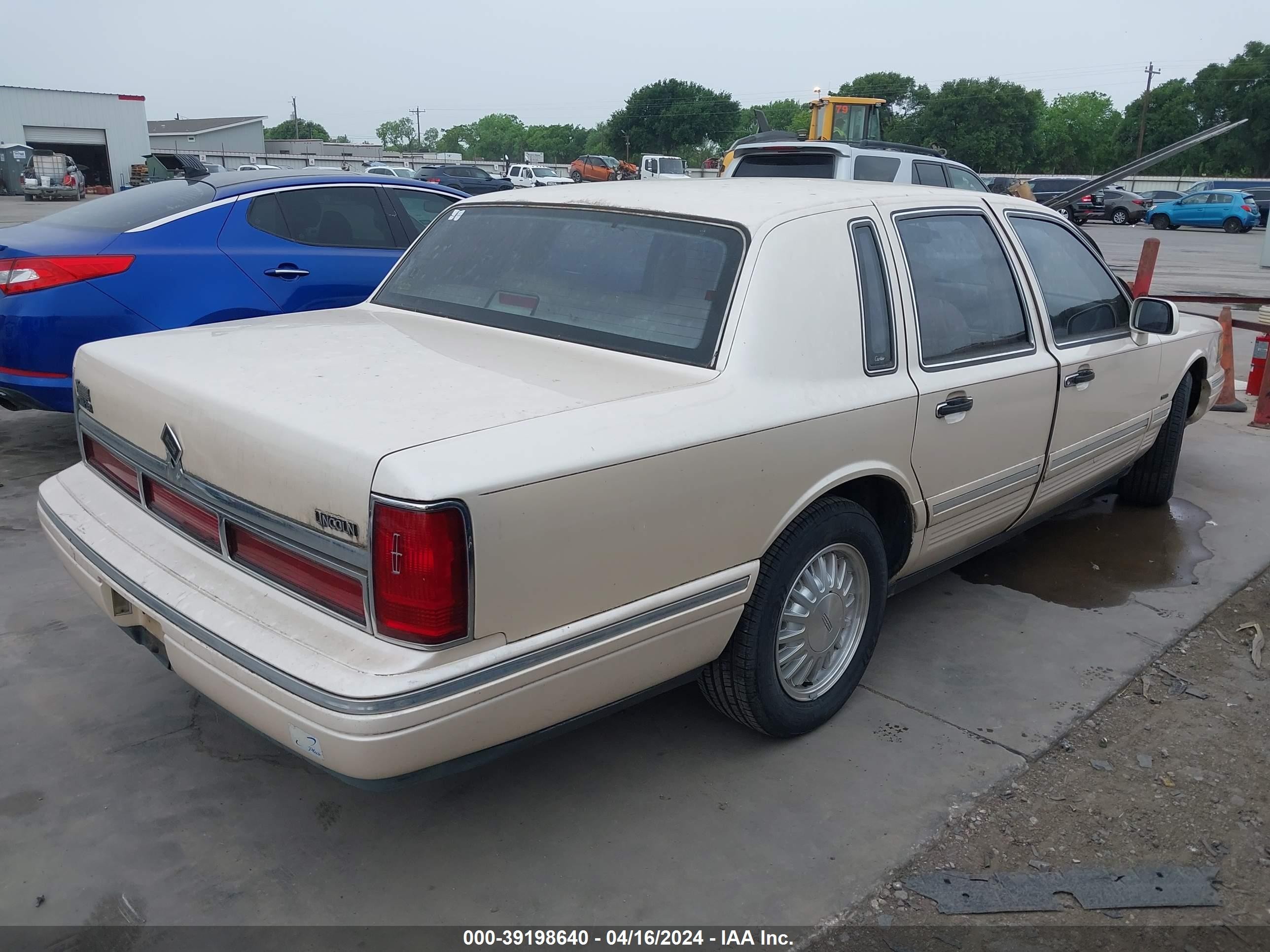 Photo 3 VIN: 1LNLM83W1SY674173 - LINCOLN TOWN CAR 