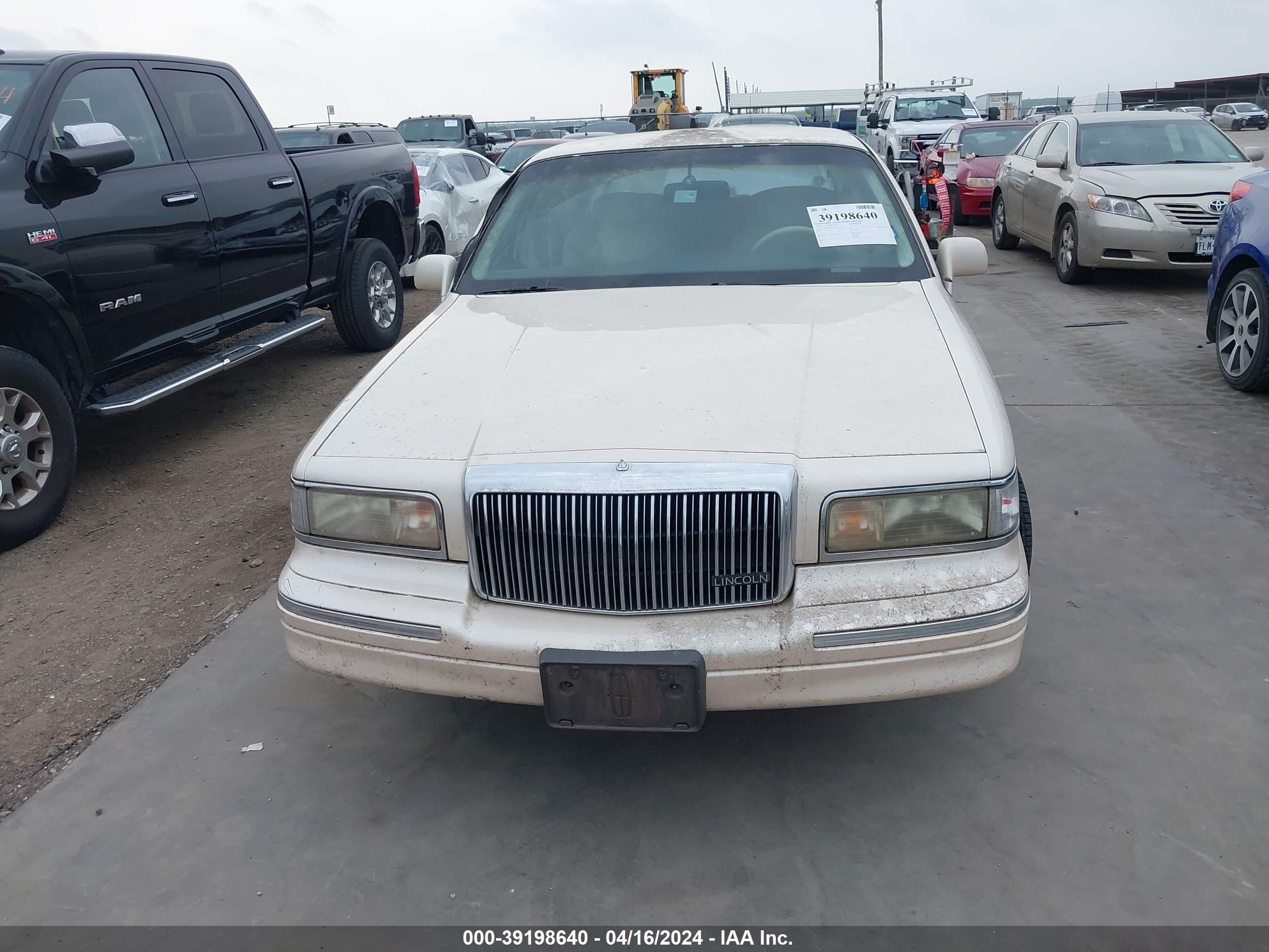 Photo 5 VIN: 1LNLM83W1SY674173 - LINCOLN TOWN CAR 