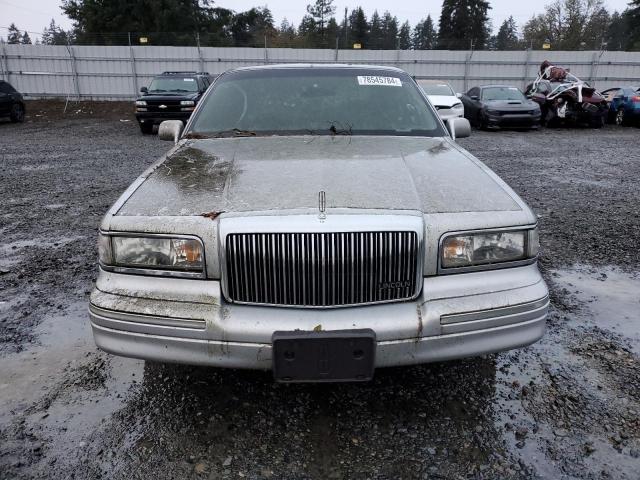 Photo 4 VIN: 1LNLM83W1VY631859 - LINCOLN TOWN CAR C 