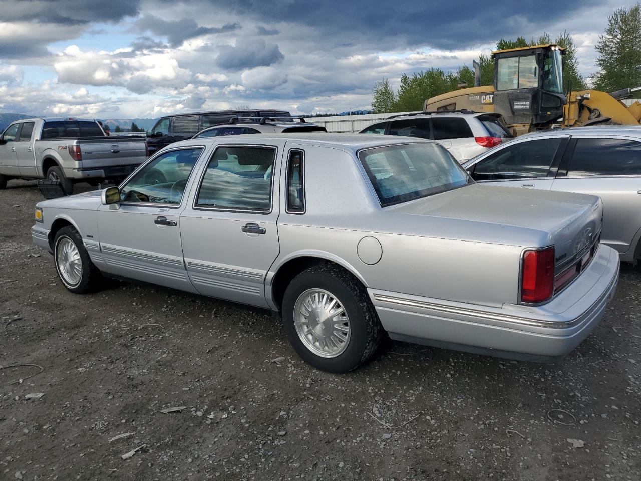 Photo 1 VIN: 1LNLM83W1VY660715 - LINCOLN TOWN CAR 