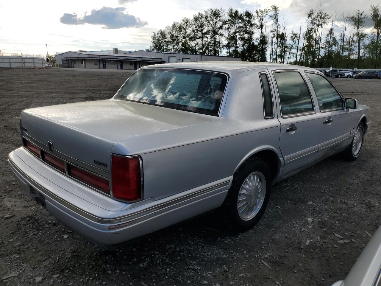 Photo 2 VIN: 1LNLM83W1VY660715 - LINCOLN TOWN CAR 