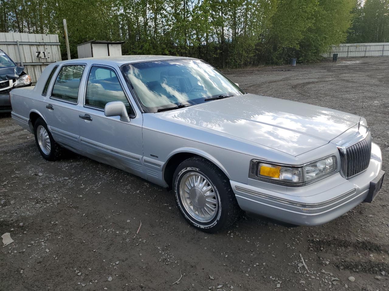 Photo 3 VIN: 1LNLM83W1VY660715 - LINCOLN TOWN CAR 