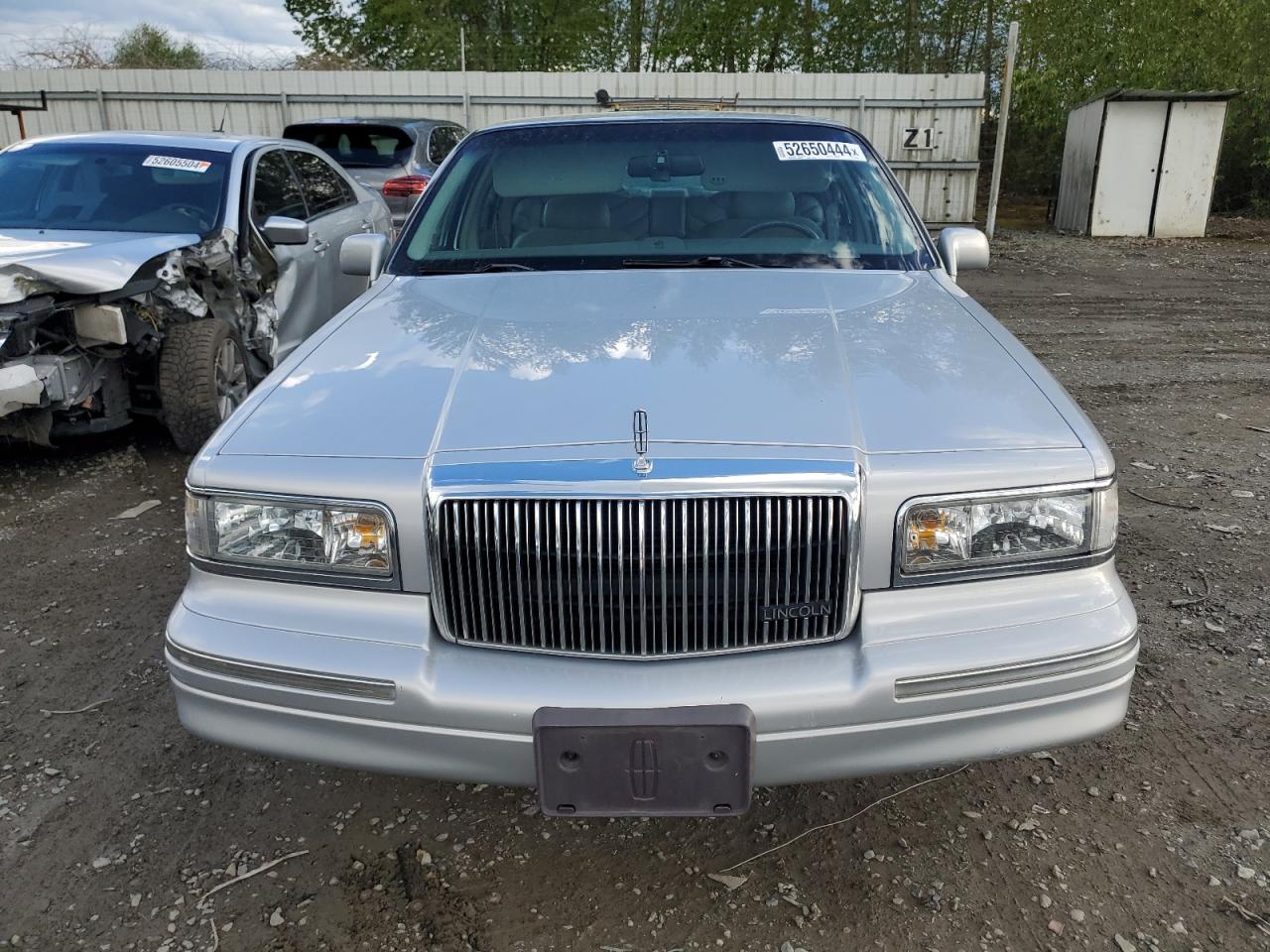 Photo 4 VIN: 1LNLM83W1VY660715 - LINCOLN TOWN CAR 