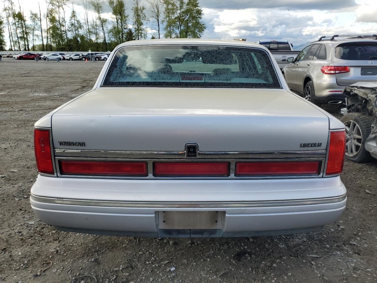 Photo 5 VIN: 1LNLM83W1VY660715 - LINCOLN TOWN CAR 