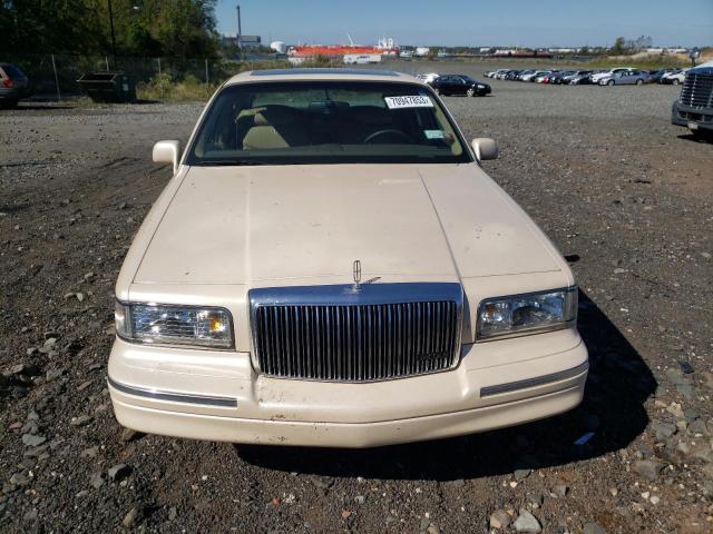 Photo 4 VIN: 1LNLM83W1VY747823 - LINCOLN TOWNCAR 