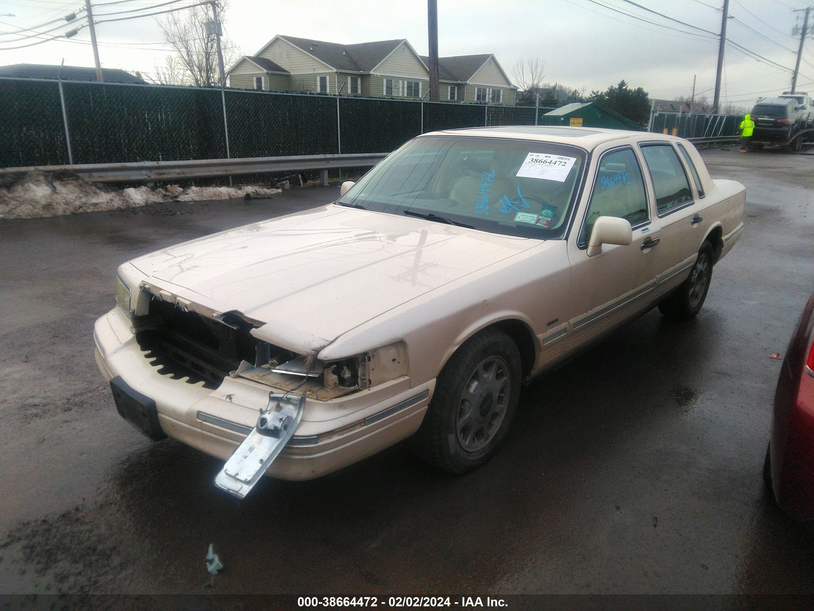 Photo 1 VIN: 1LNLM83W2VY611104 - LINCOLN TOWN CAR 