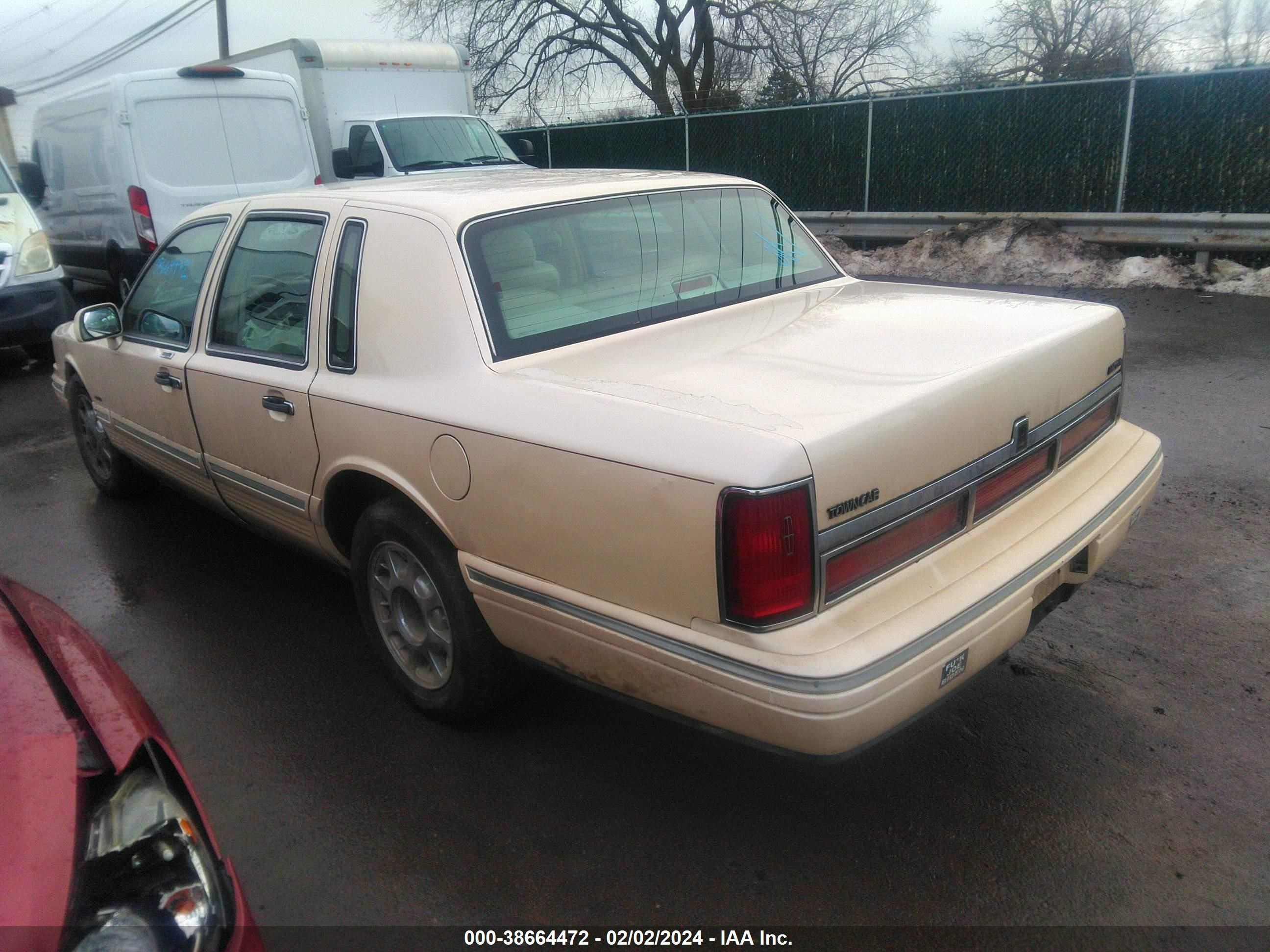 Photo 2 VIN: 1LNLM83W2VY611104 - LINCOLN TOWN CAR 