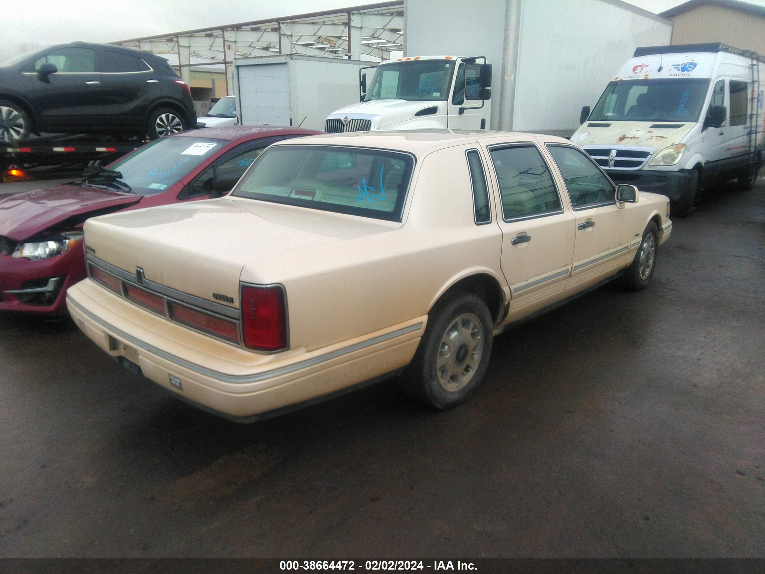 Photo 3 VIN: 1LNLM83W2VY611104 - LINCOLN TOWN CAR 