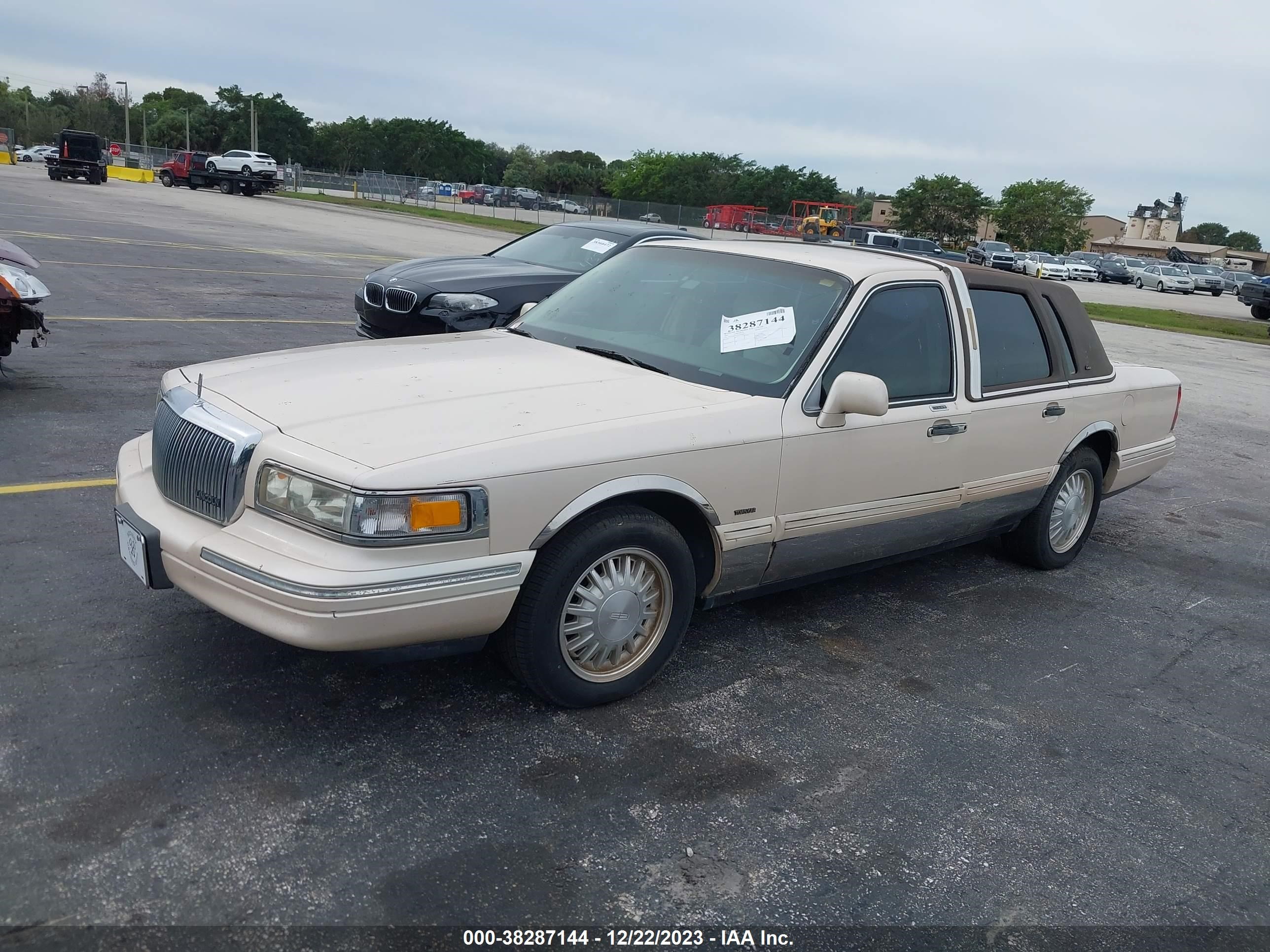 Photo 1 VIN: 1LNLM83W2VY750939 - LINCOLN TOWN CAR 