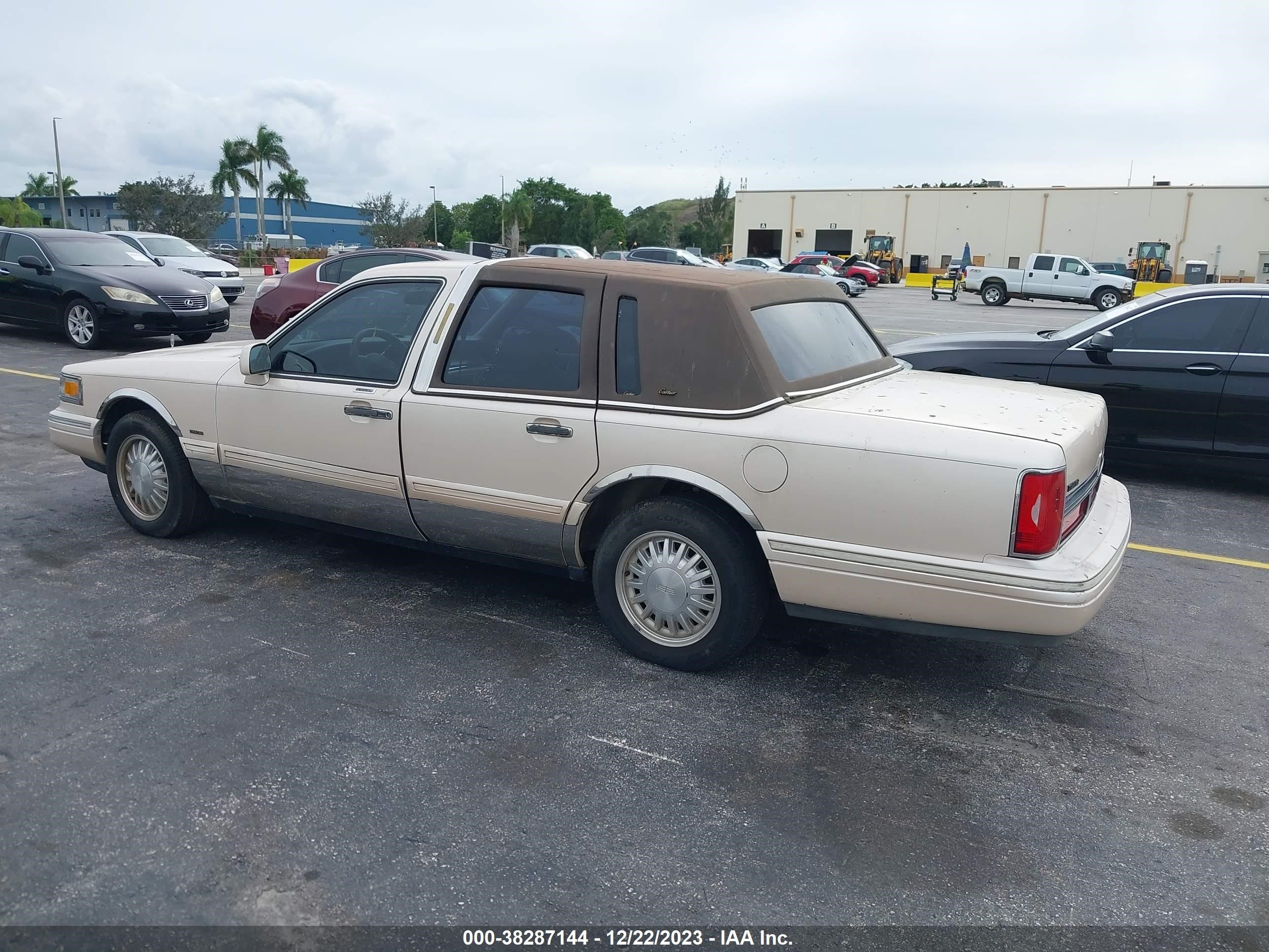 Photo 2 VIN: 1LNLM83W2VY750939 - LINCOLN TOWN CAR 