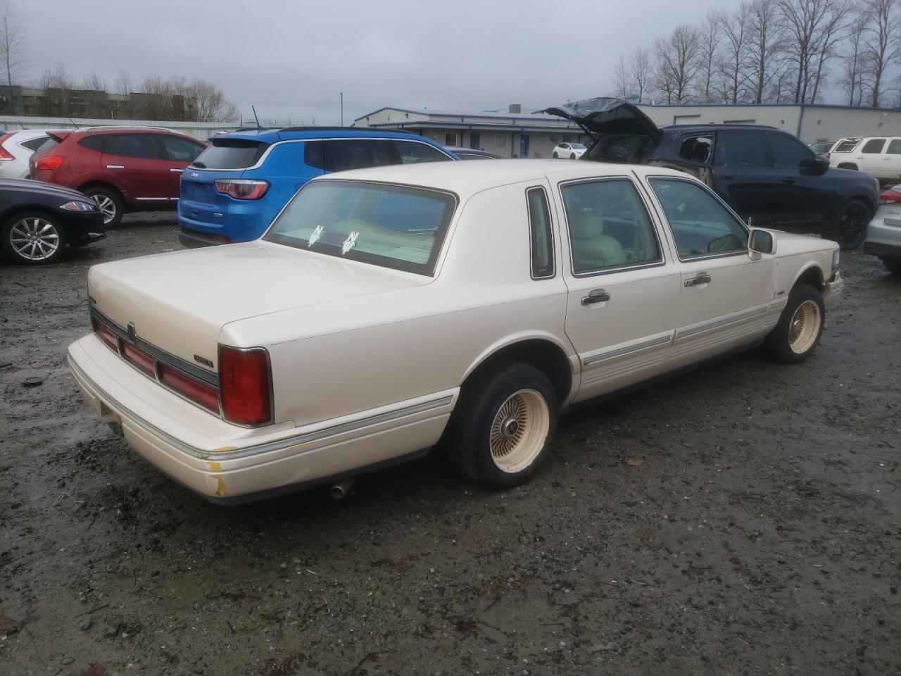 Photo 2 VIN: 1LNLM83W3TY716571 - LINCOLN TOWN CAR 