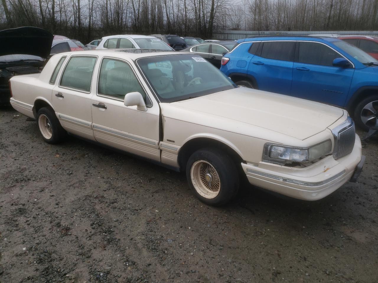 Photo 3 VIN: 1LNLM83W3TY716571 - LINCOLN TOWN CAR 