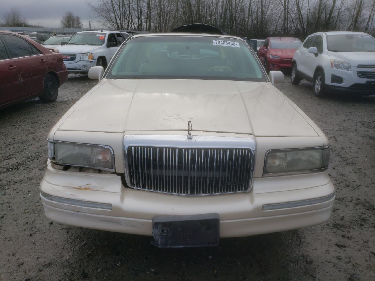 Photo 4 VIN: 1LNLM83W3TY716571 - LINCOLN TOWN CAR 