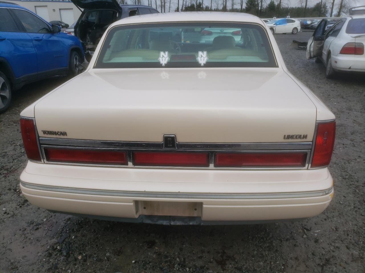 Photo 5 VIN: 1LNLM83W3TY716571 - LINCOLN TOWN CAR 