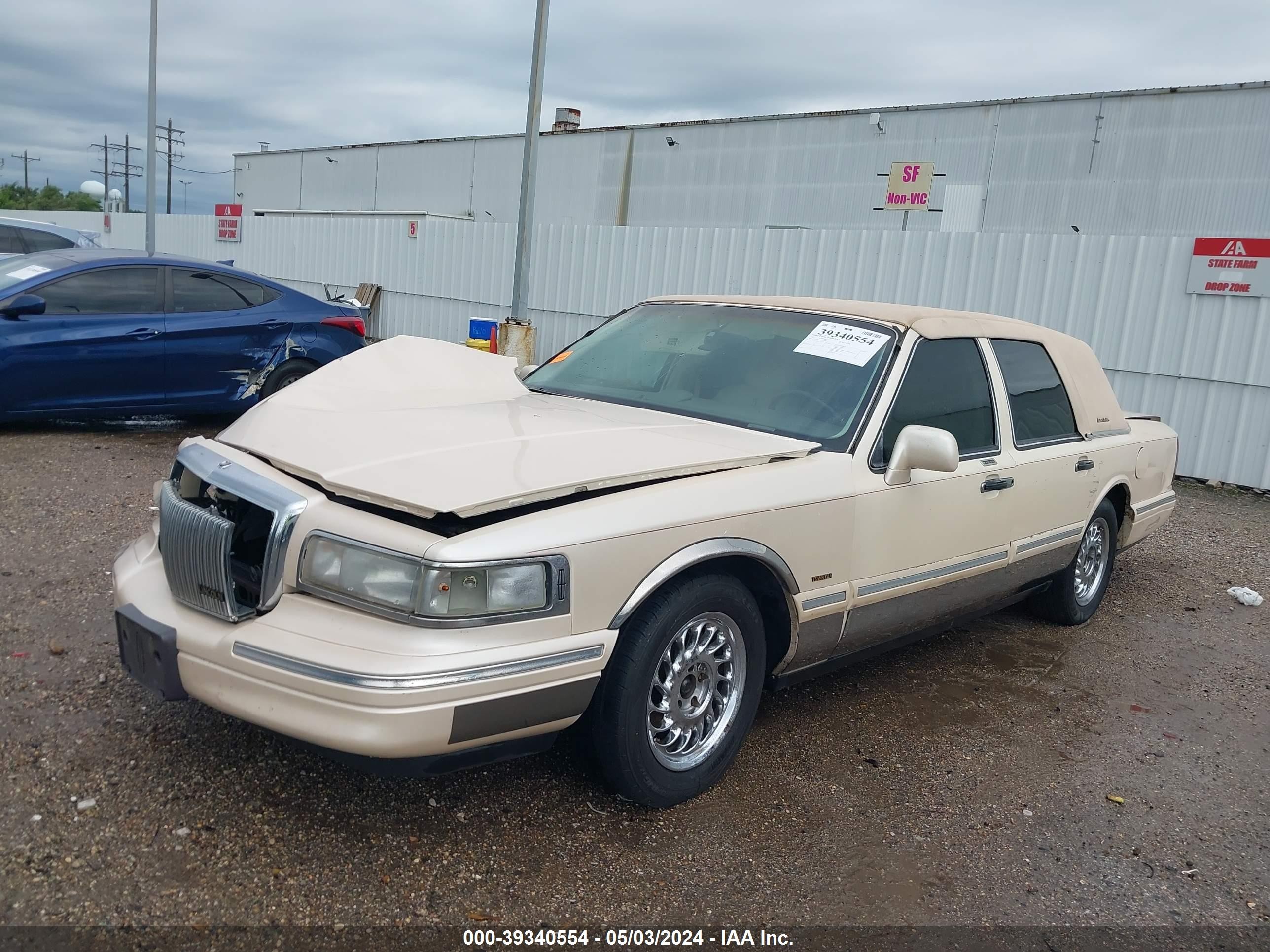 Photo 1 VIN: 1LNLM83W5VY752622 - LINCOLN TOWN CAR 