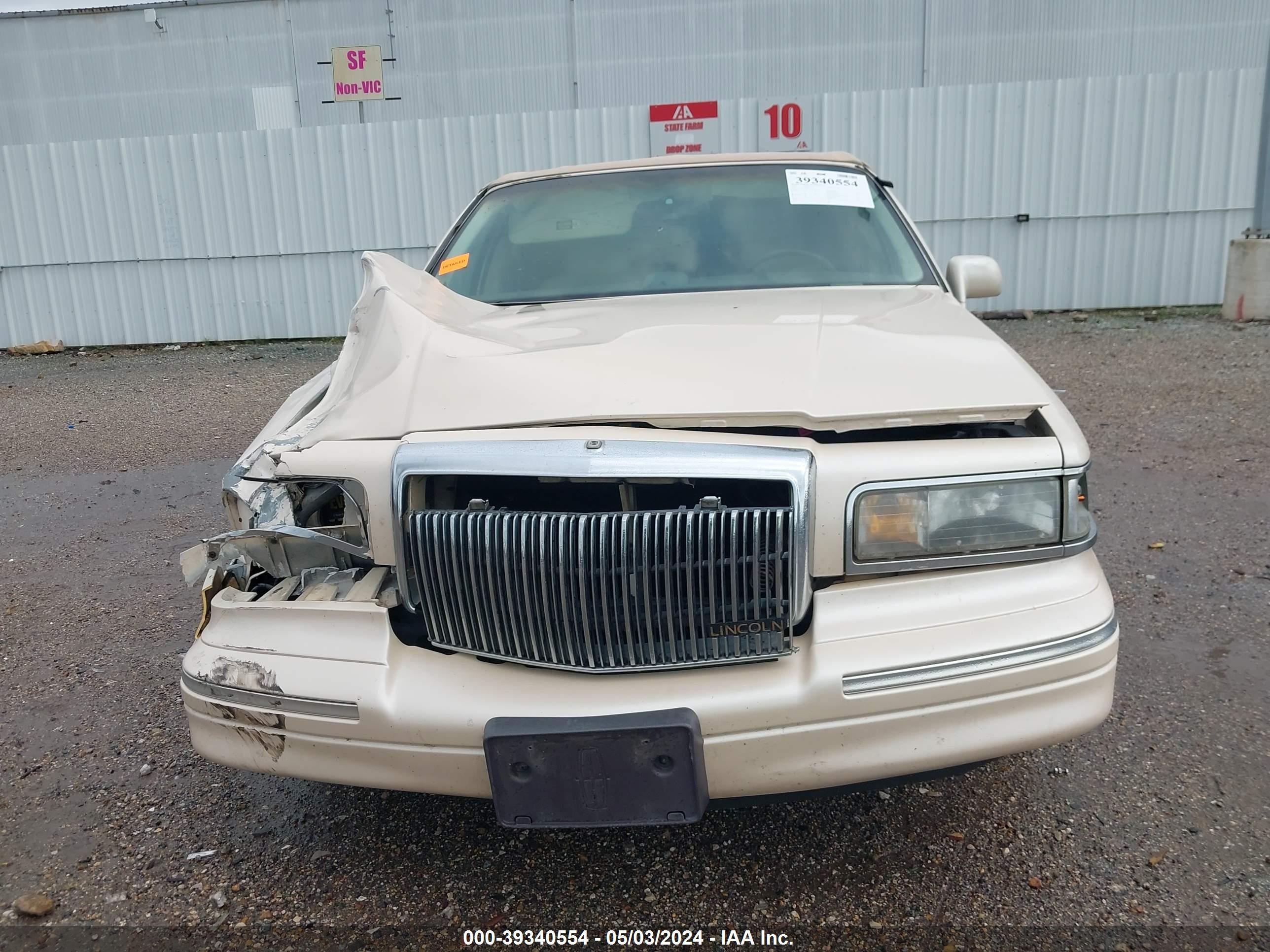 Photo 11 VIN: 1LNLM83W5VY752622 - LINCOLN TOWN CAR 