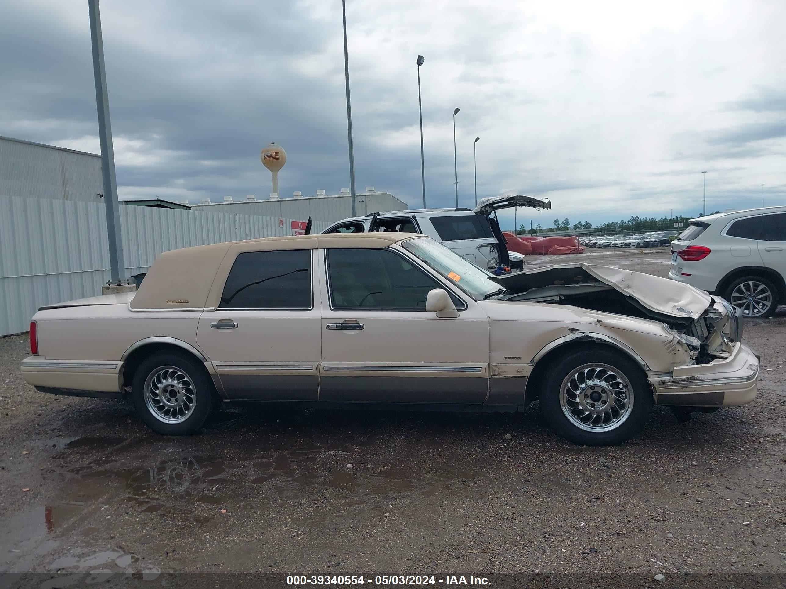 Photo 12 VIN: 1LNLM83W5VY752622 - LINCOLN TOWN CAR 