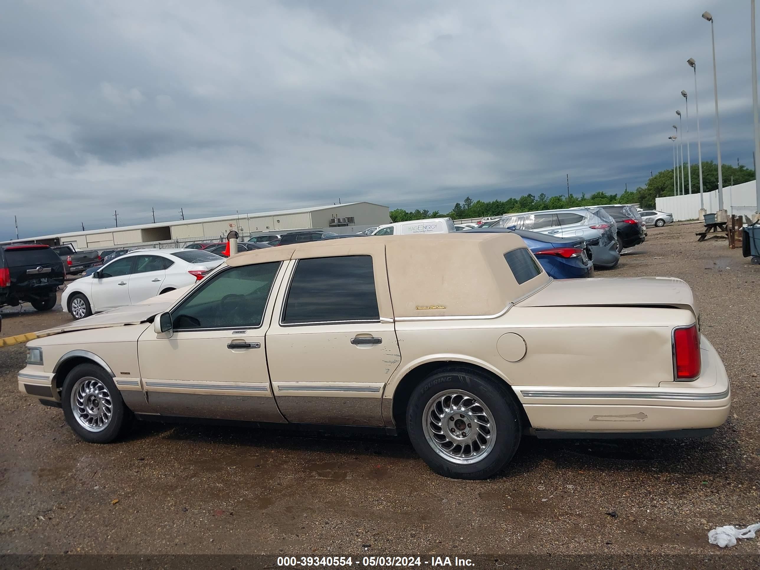 Photo 13 VIN: 1LNLM83W5VY752622 - LINCOLN TOWN CAR 