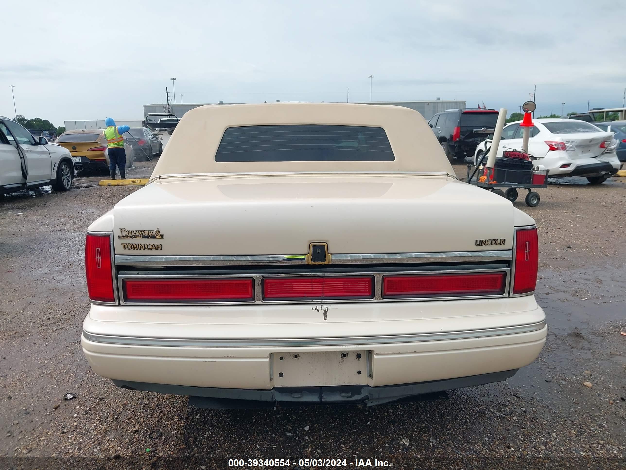 Photo 15 VIN: 1LNLM83W5VY752622 - LINCOLN TOWN CAR 