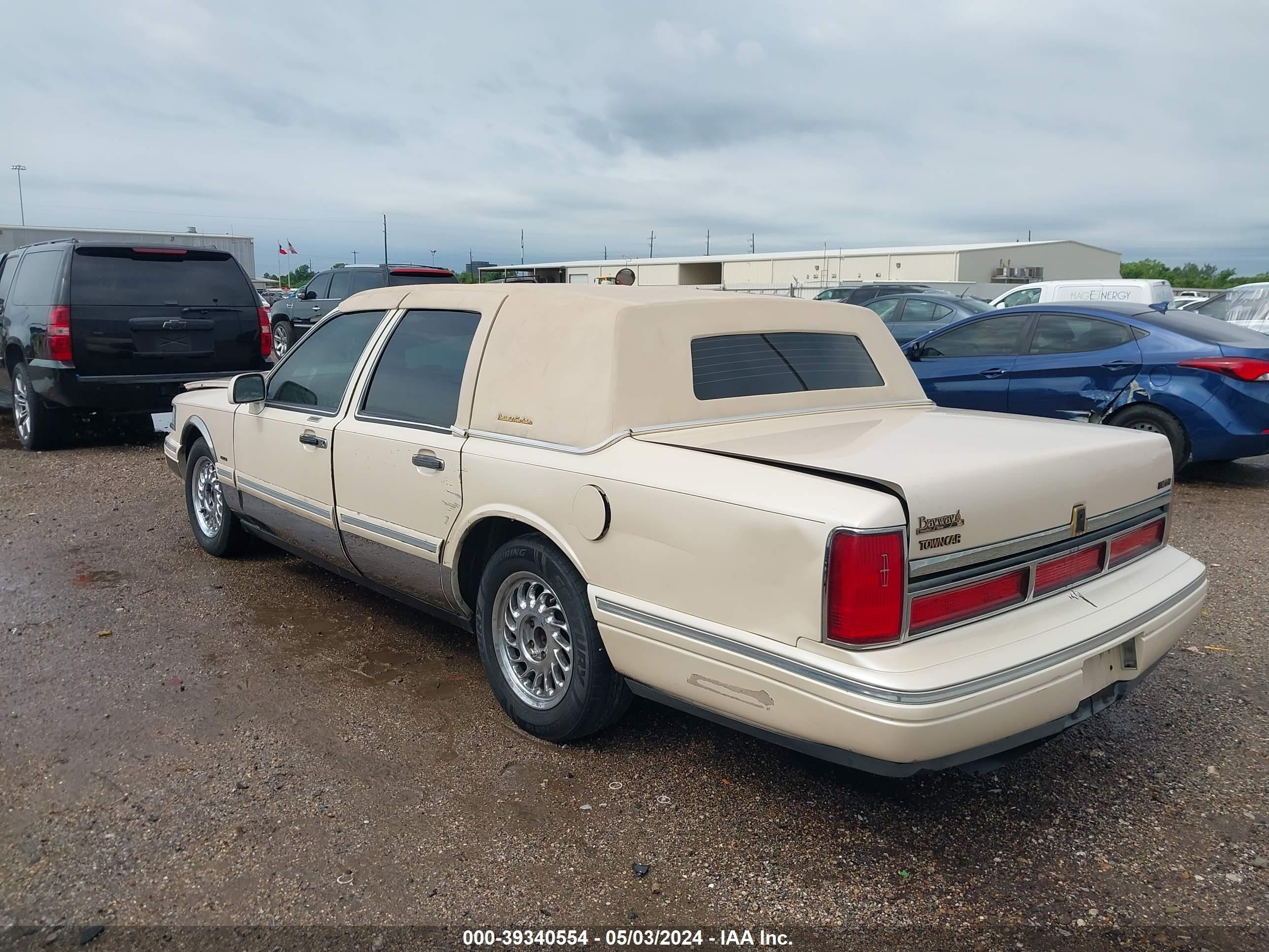 Photo 2 VIN: 1LNLM83W5VY752622 - LINCOLN TOWN CAR 