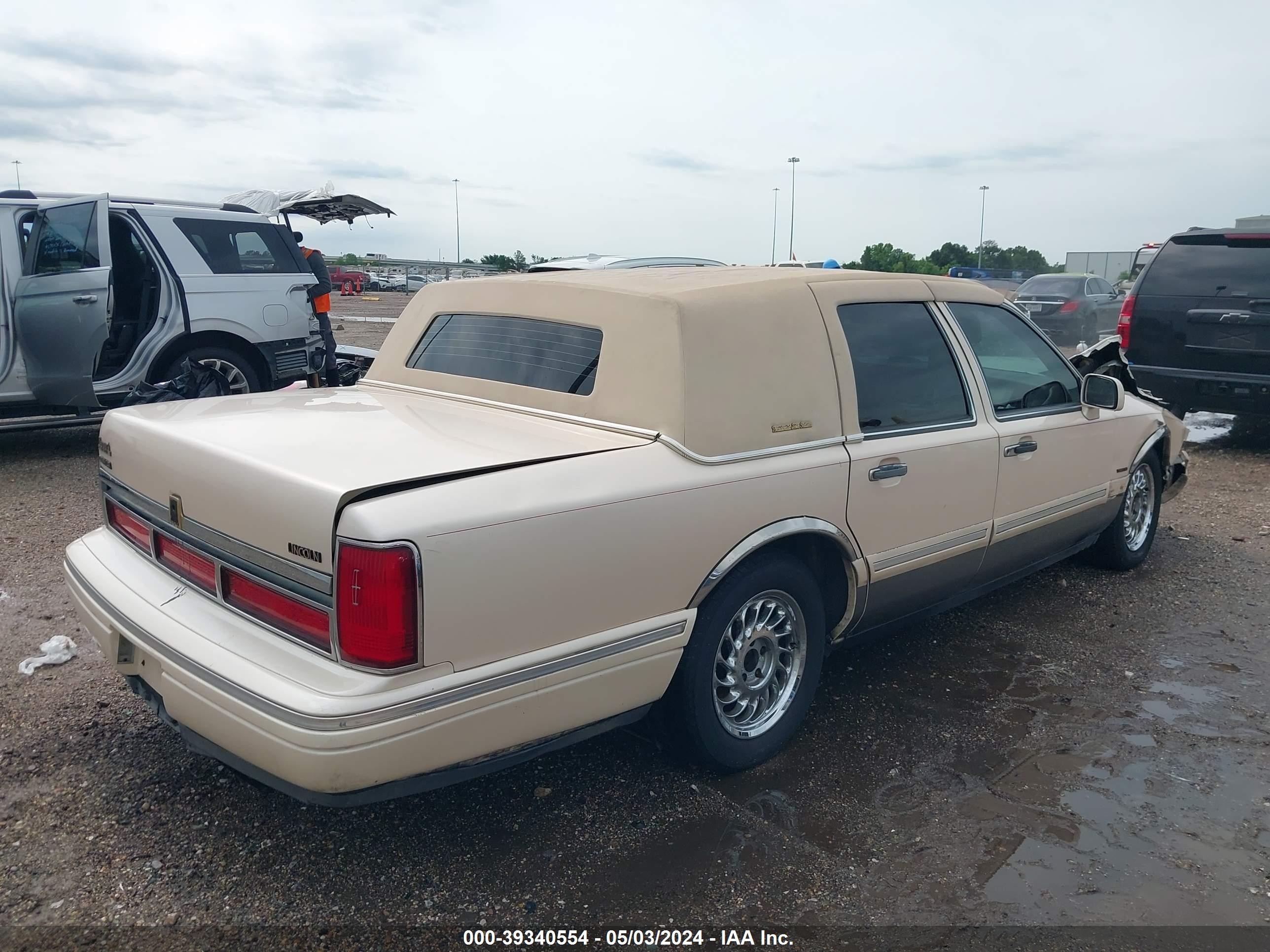 Photo 3 VIN: 1LNLM83W5VY752622 - LINCOLN TOWN CAR 