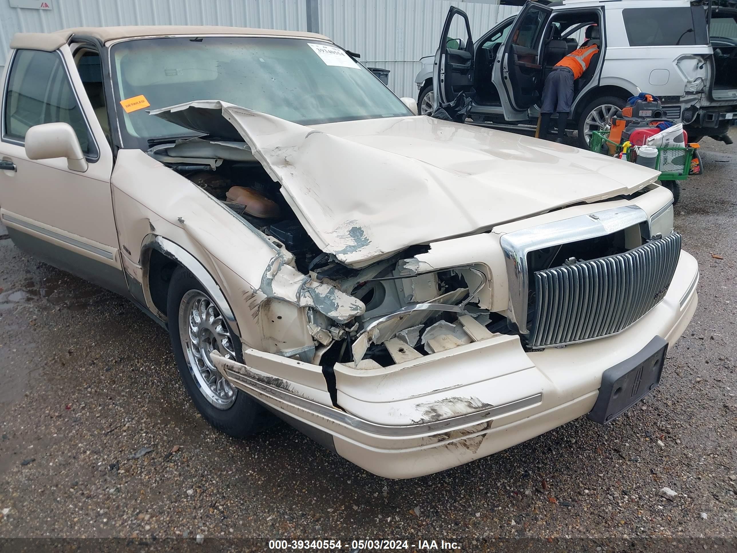 Photo 5 VIN: 1LNLM83W5VY752622 - LINCOLN TOWN CAR 