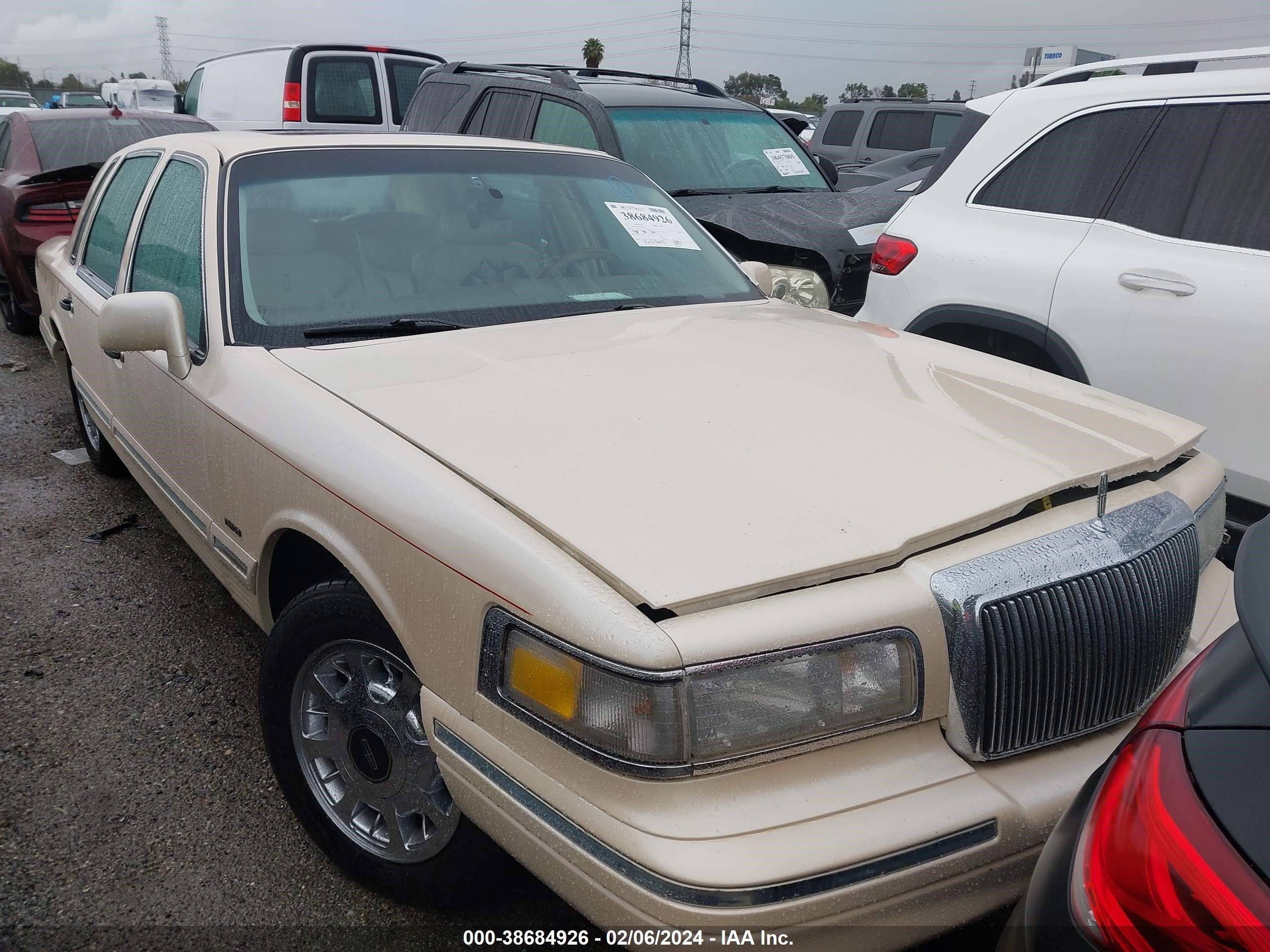 Photo 1 VIN: 1LNLM83W7VY644700 - LINCOLN TOWN CAR 