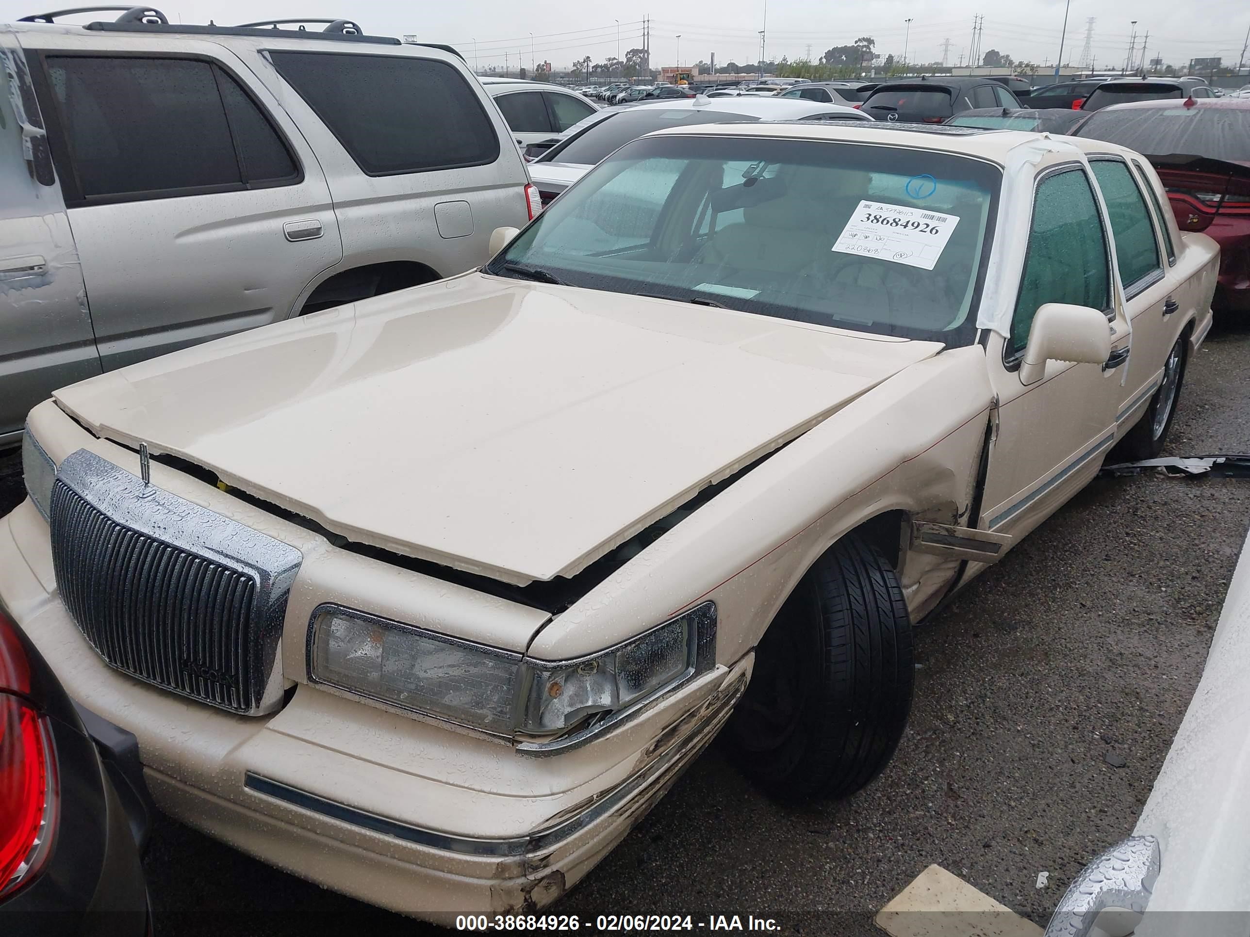 Photo 2 VIN: 1LNLM83W7VY644700 - LINCOLN TOWN CAR 