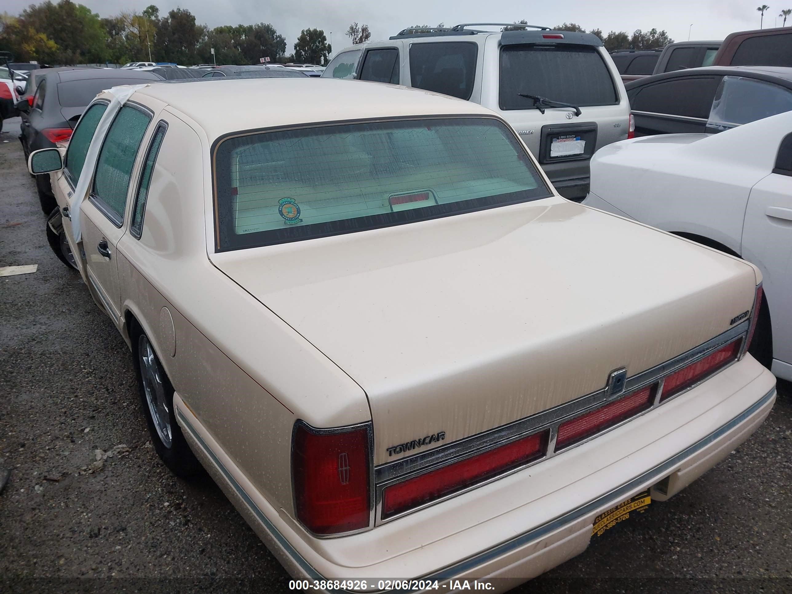 Photo 3 VIN: 1LNLM83W7VY644700 - LINCOLN TOWN CAR 