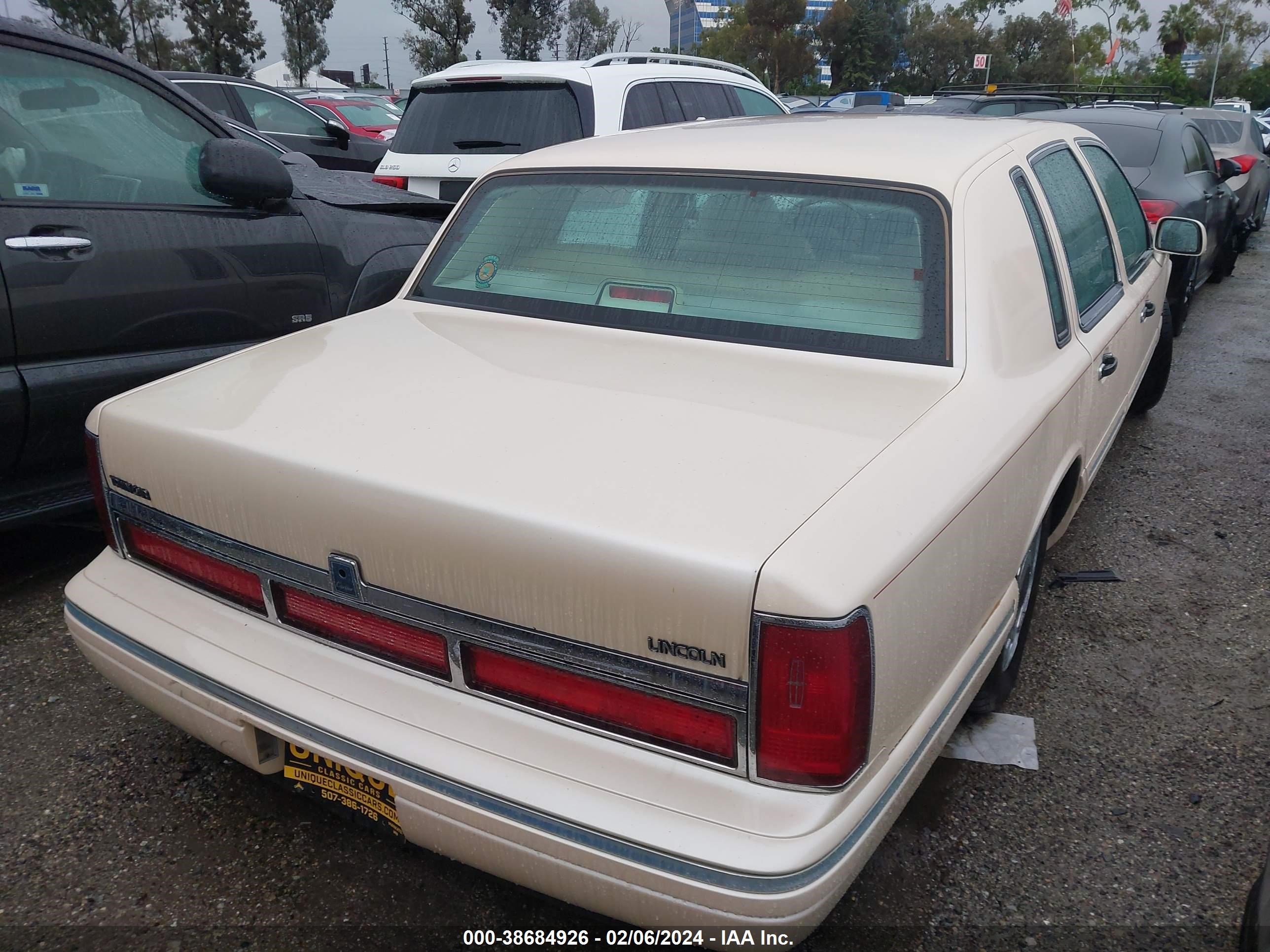 Photo 4 VIN: 1LNLM83W7VY644700 - LINCOLN TOWN CAR 