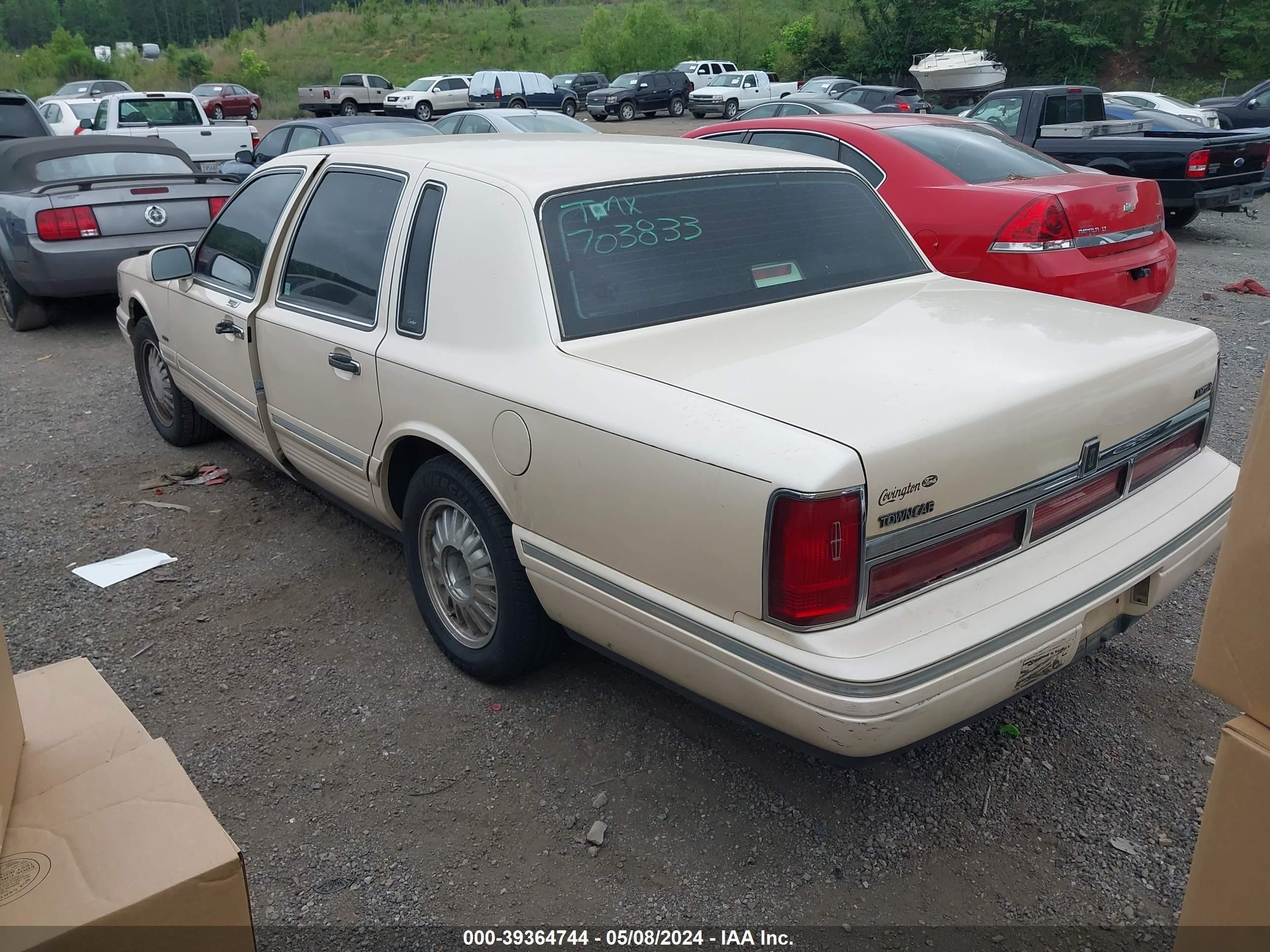 Photo 2 VIN: 1LNLM83WXSY703833 - LINCOLN TOWN CAR 