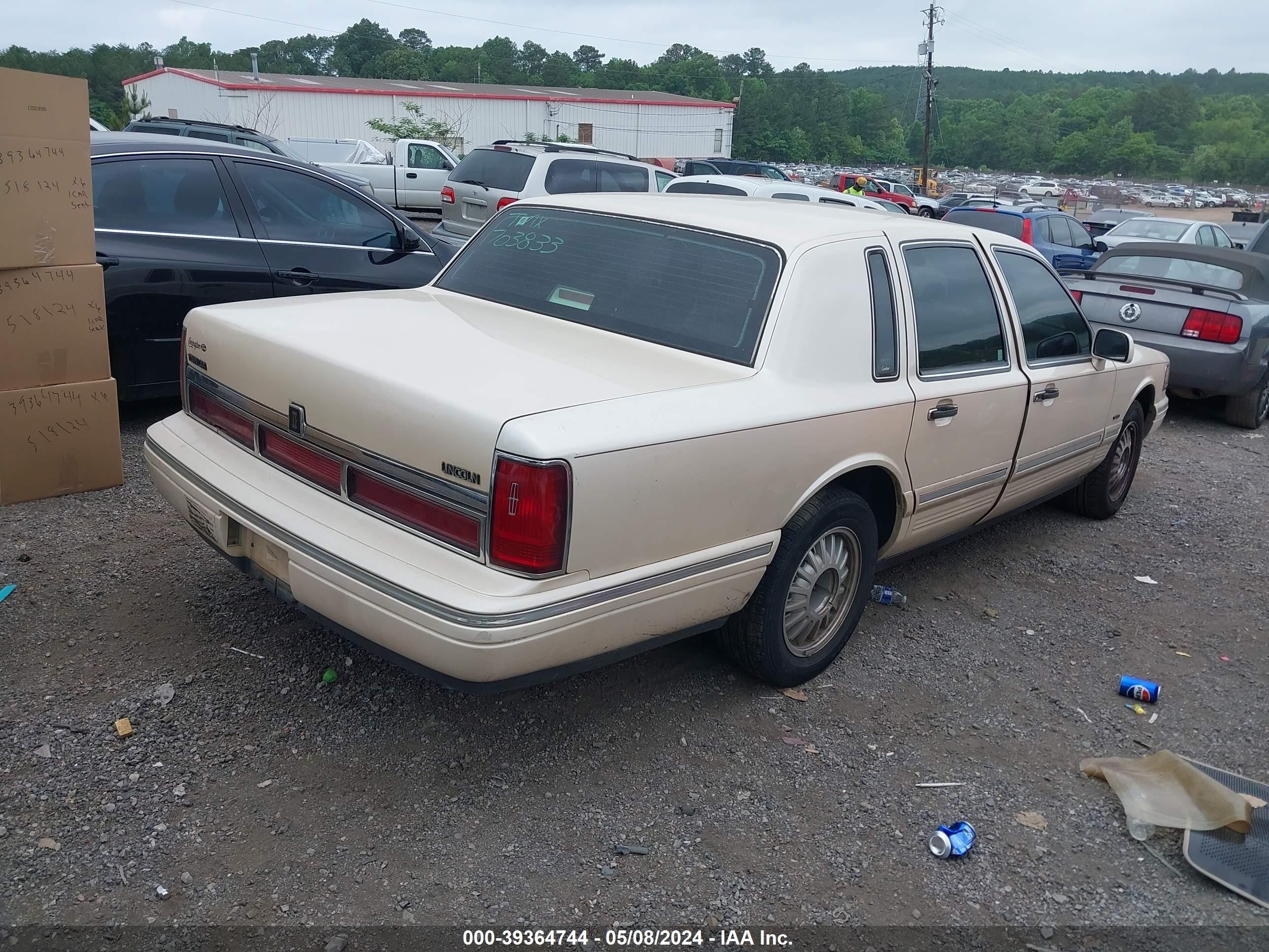 Photo 3 VIN: 1LNLM83WXSY703833 - LINCOLN TOWN CAR 