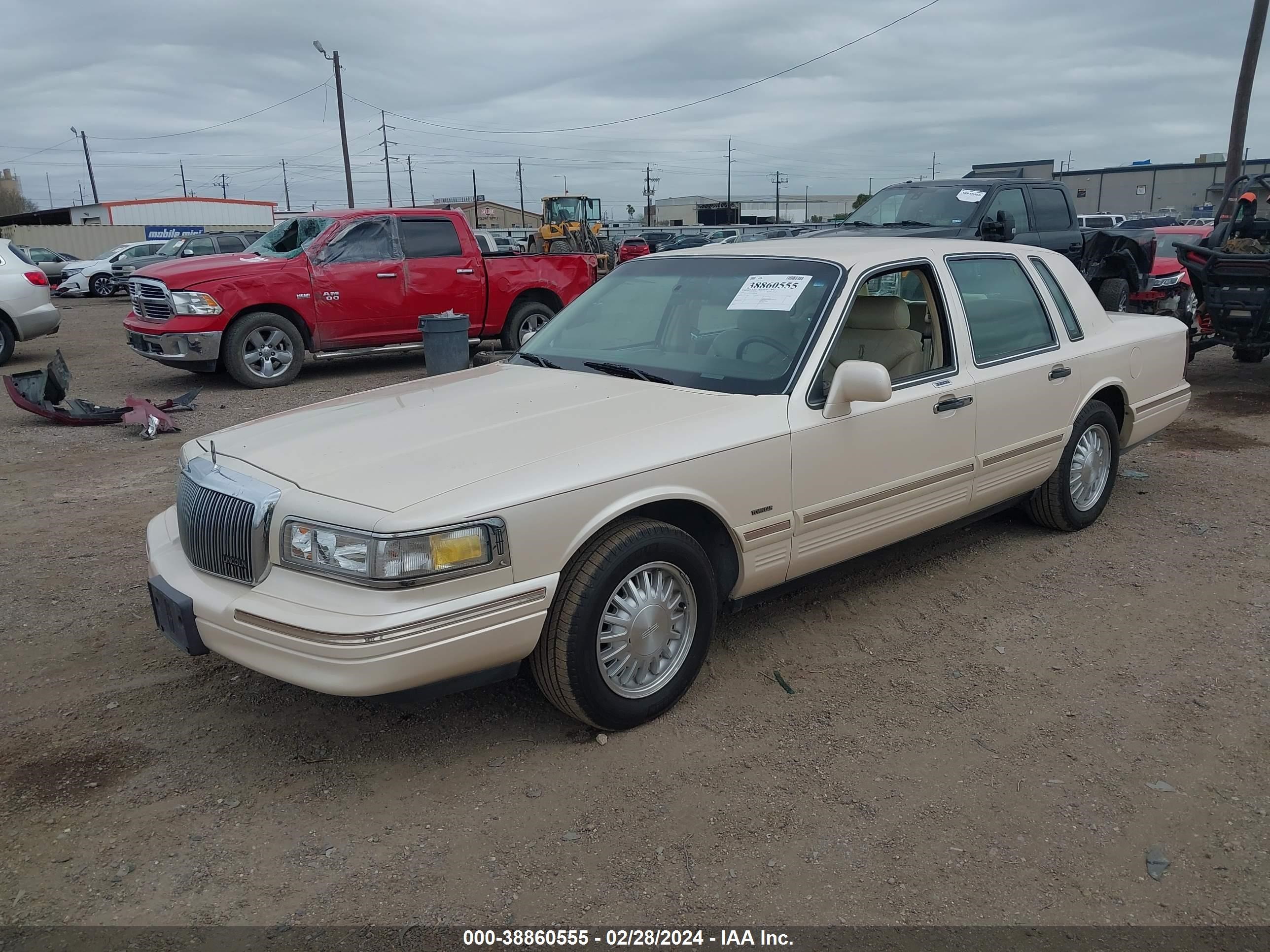 Photo 1 VIN: 1LNLM83WXVY690778 - LINCOLN TOWN CAR 