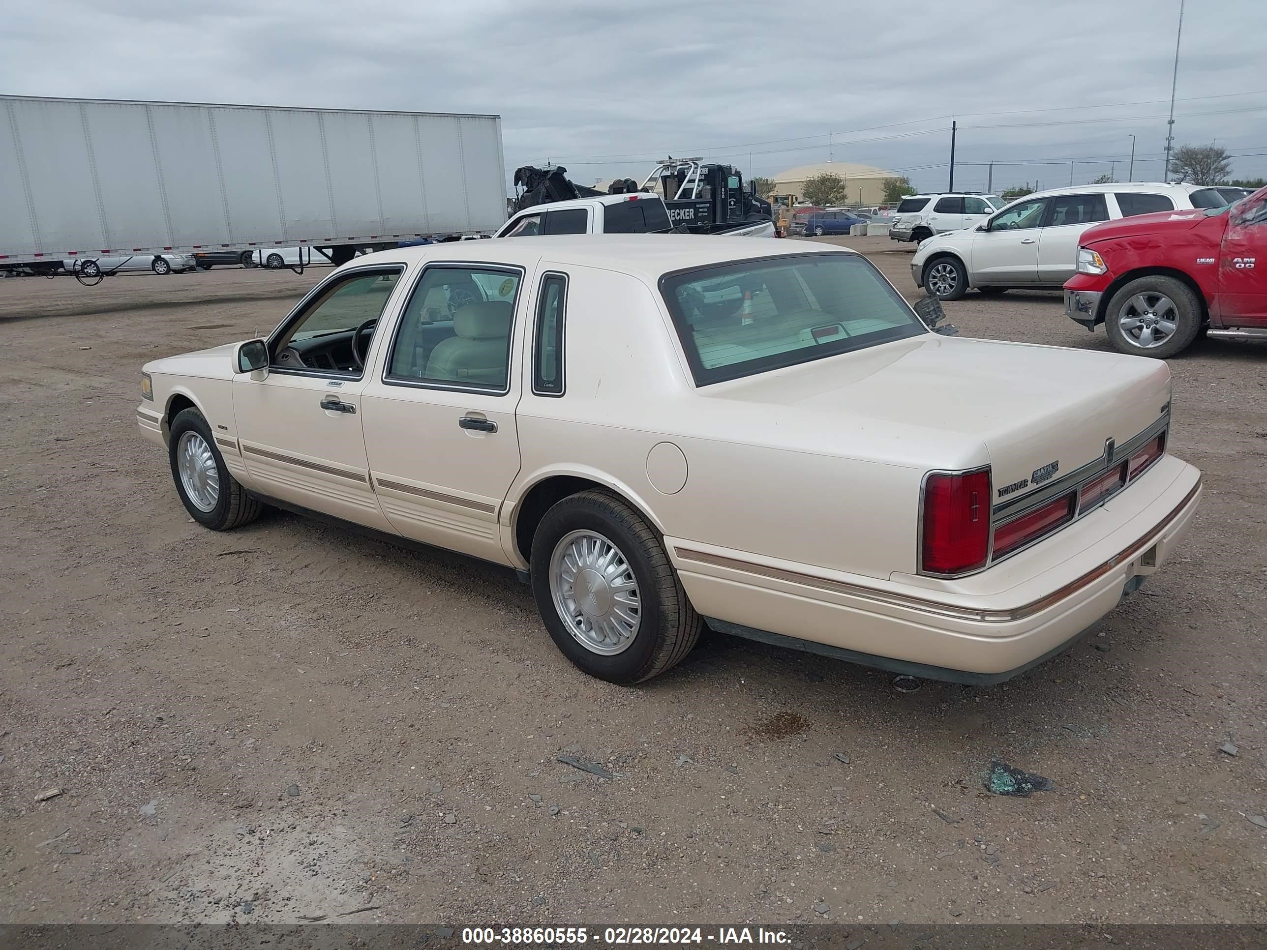 Photo 2 VIN: 1LNLM83WXVY690778 - LINCOLN TOWN CAR 