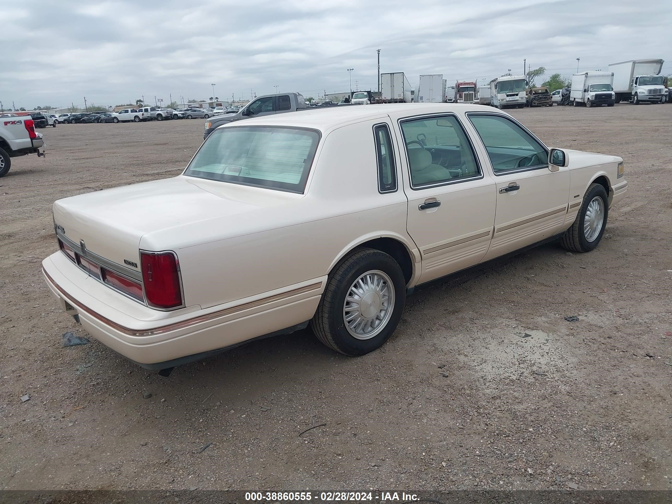 Photo 3 VIN: 1LNLM83WXVY690778 - LINCOLN TOWN CAR 