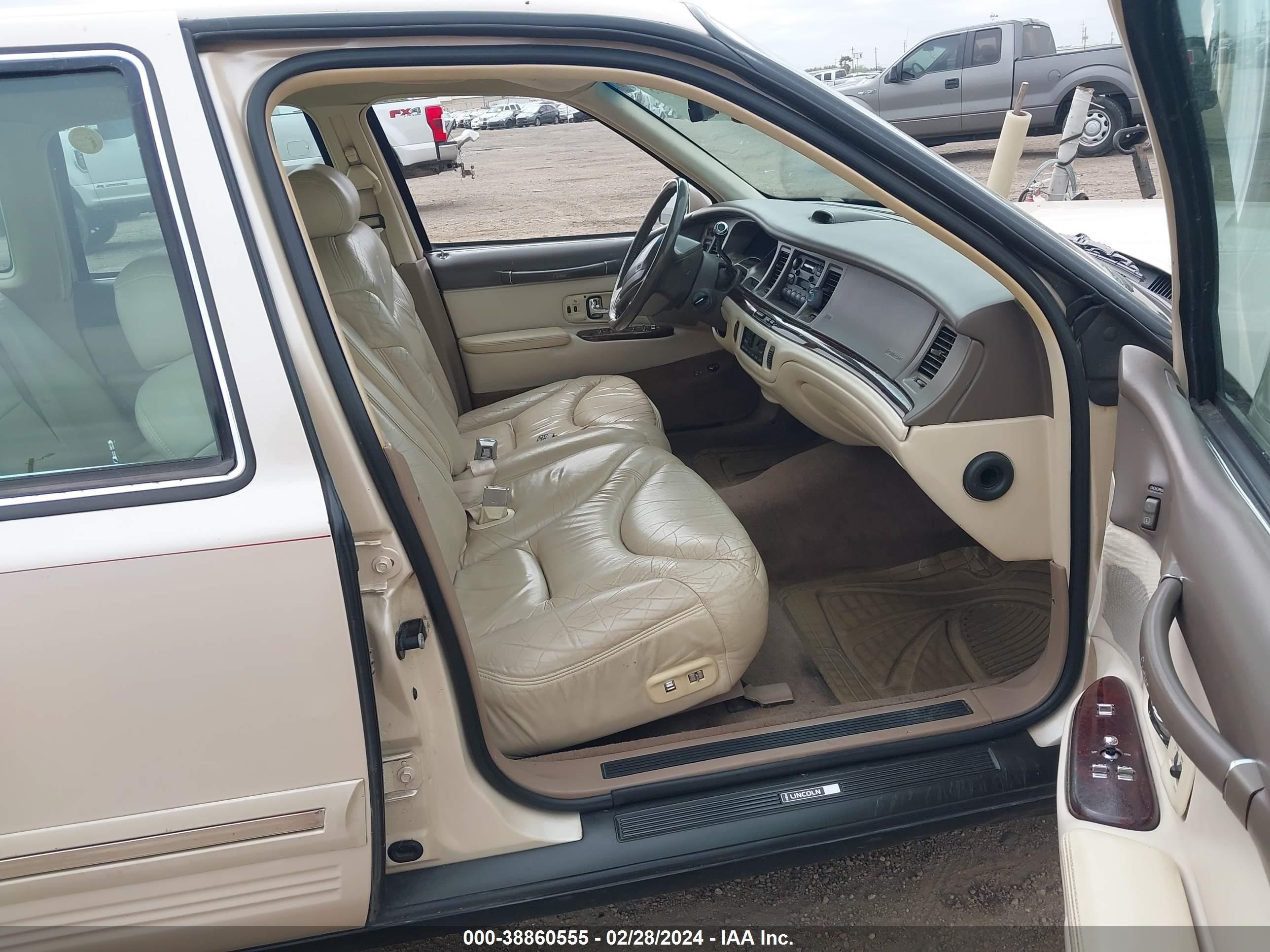 Photo 4 VIN: 1LNLM83WXVY690778 - LINCOLN TOWN CAR 