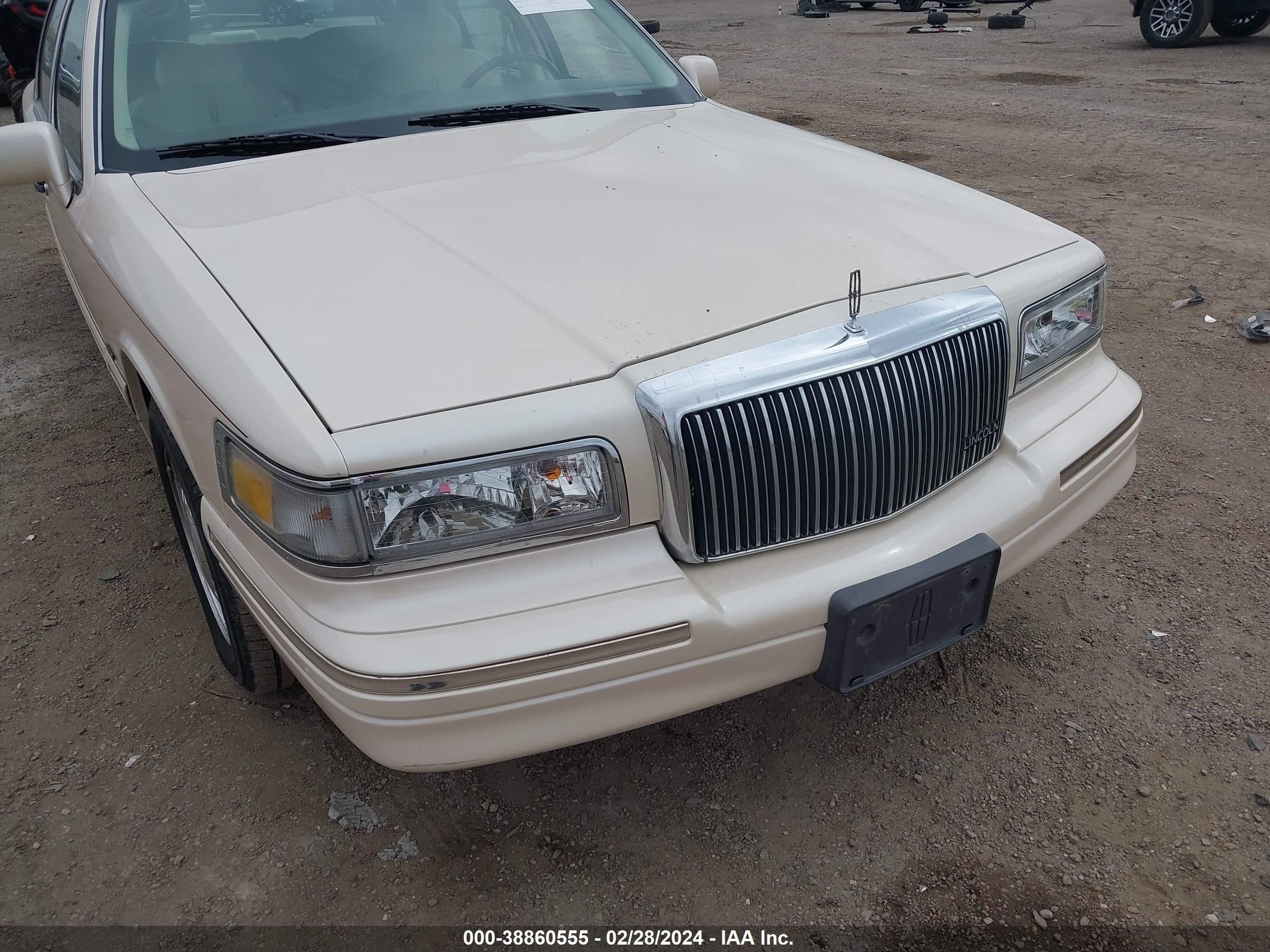 Photo 5 VIN: 1LNLM83WXVY690778 - LINCOLN TOWN CAR 