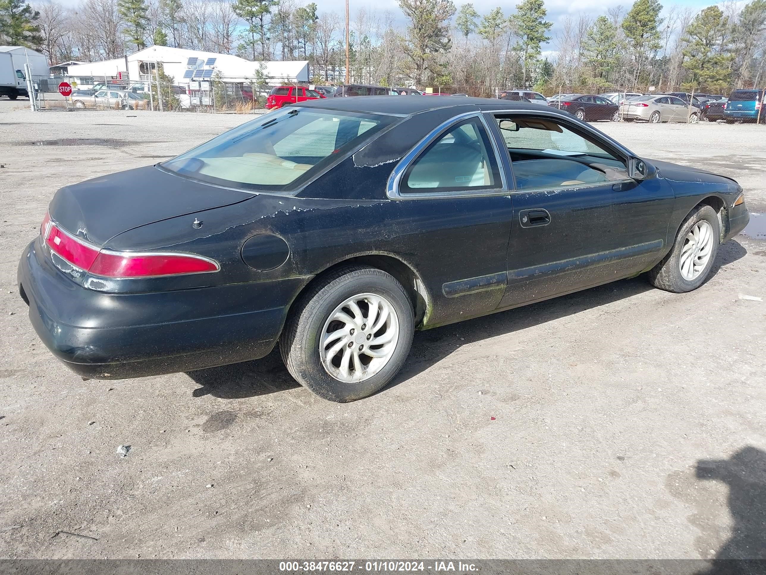 Photo 3 VIN: 1LNLM91V6TY666135 - LINCOLN MARK VIII 