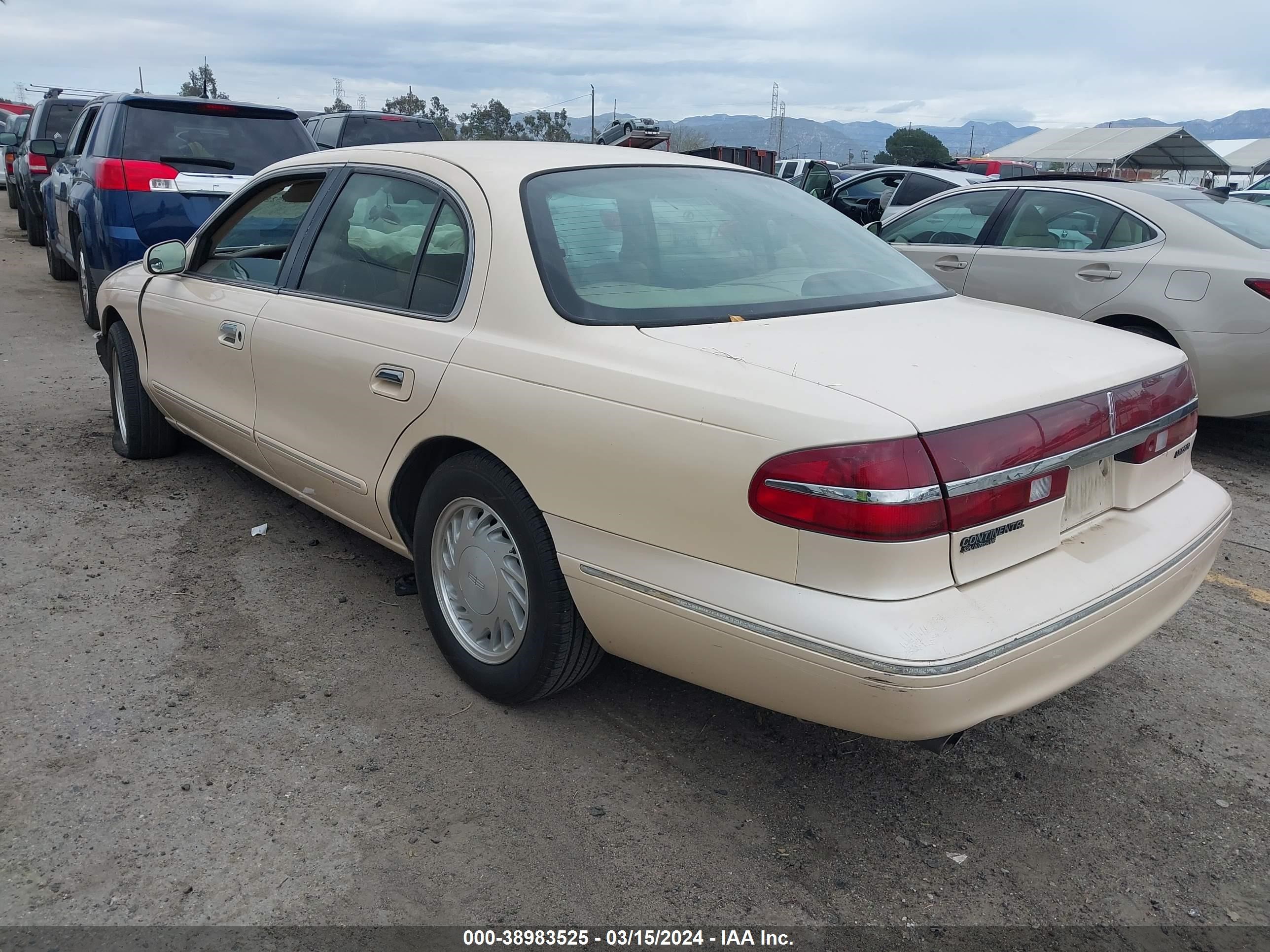 Photo 2 VIN: 1LNLM97V1VY718295 - LINCOLN CONTINENTAL 