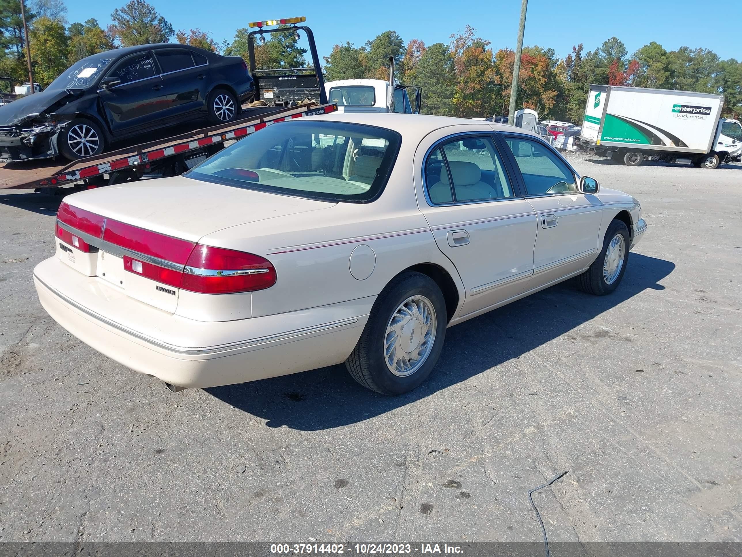 Photo 3 VIN: 1LNLM97V7TY706830 - LINCOLN CONTINENTAL 