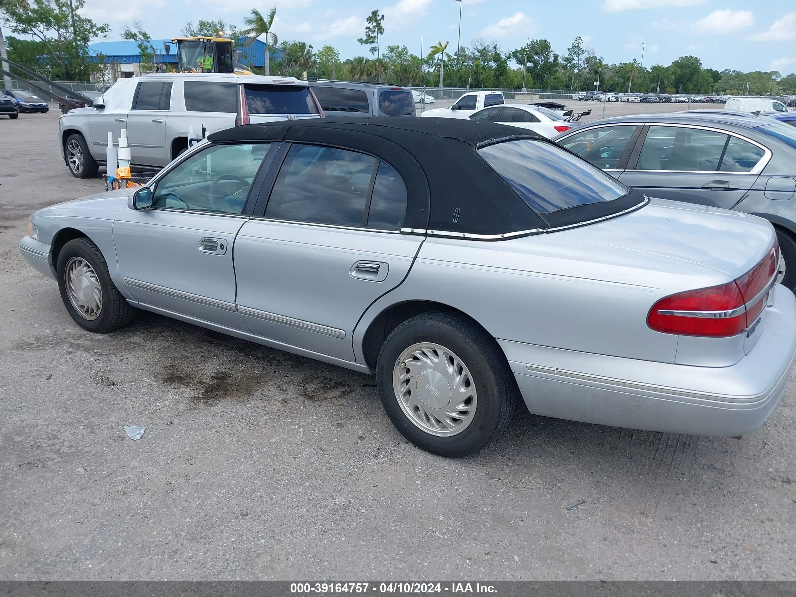 Photo 2 VIN: 1LNLM97V7VY680328 - LINCOLN CONTINENTAL 