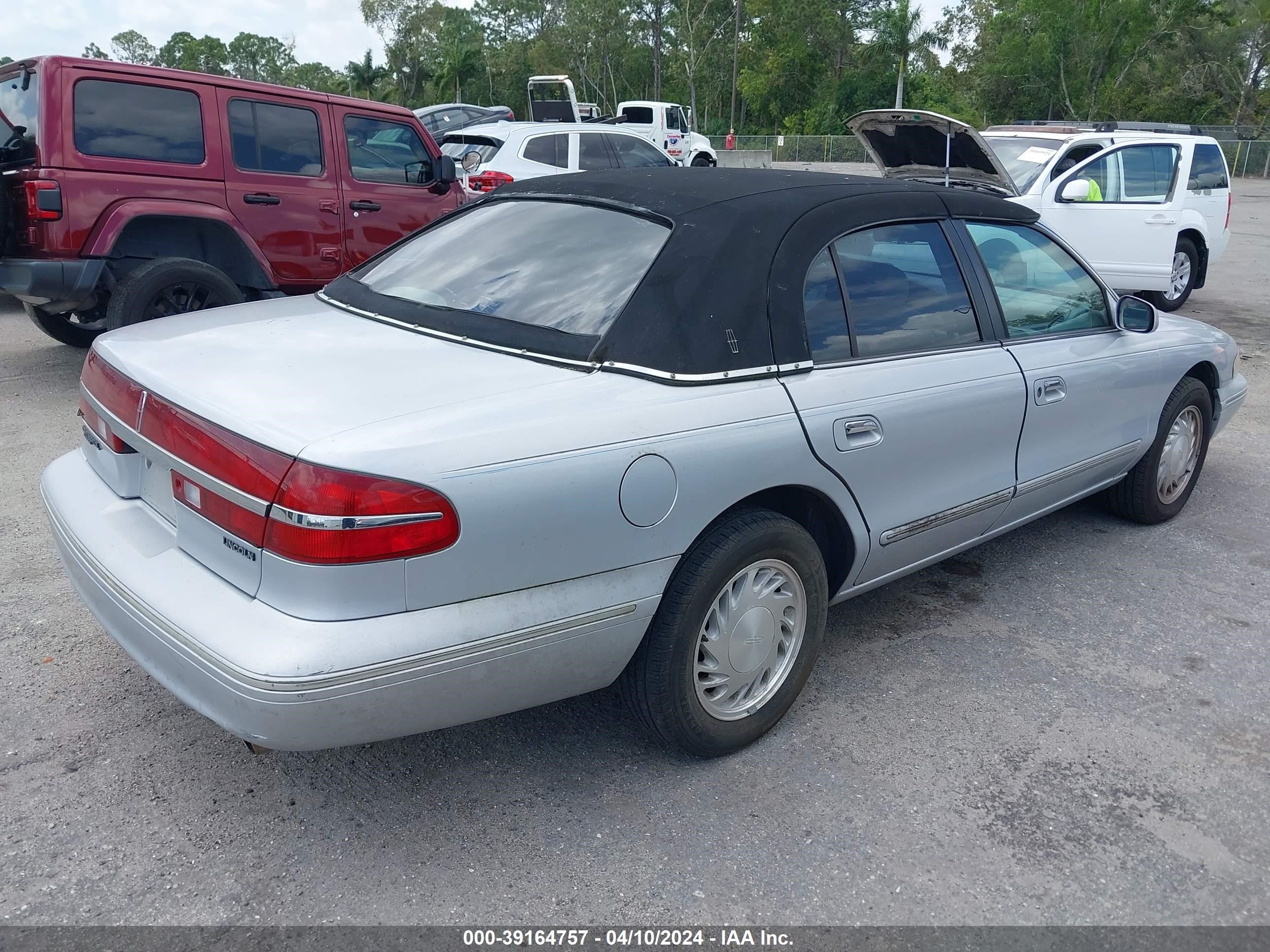 Photo 3 VIN: 1LNLM97V7VY680328 - LINCOLN CONTINENTAL 