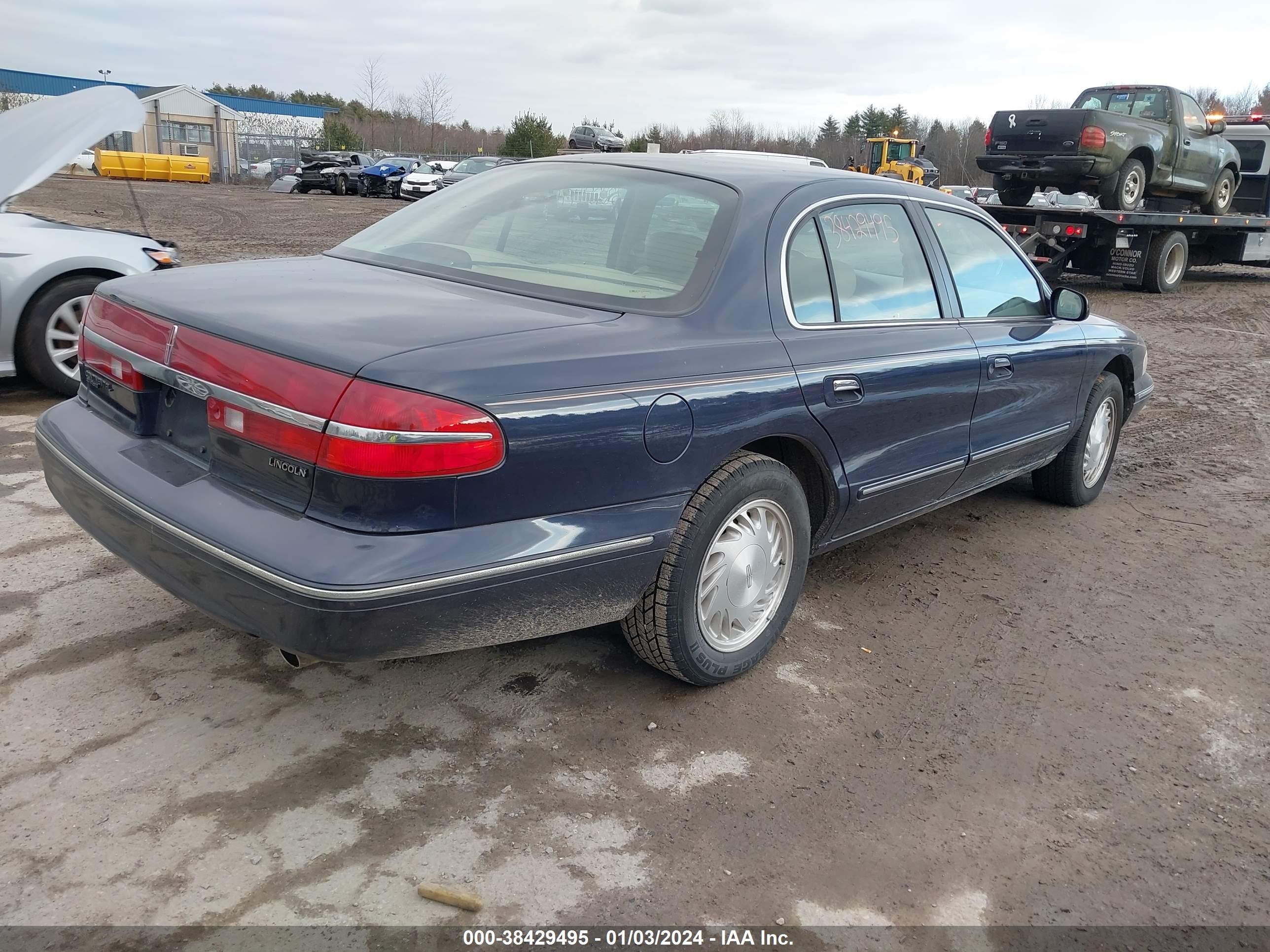 Photo 3 VIN: 1LNLM97V8VY610594 - LINCOLN CONTINENTAL 