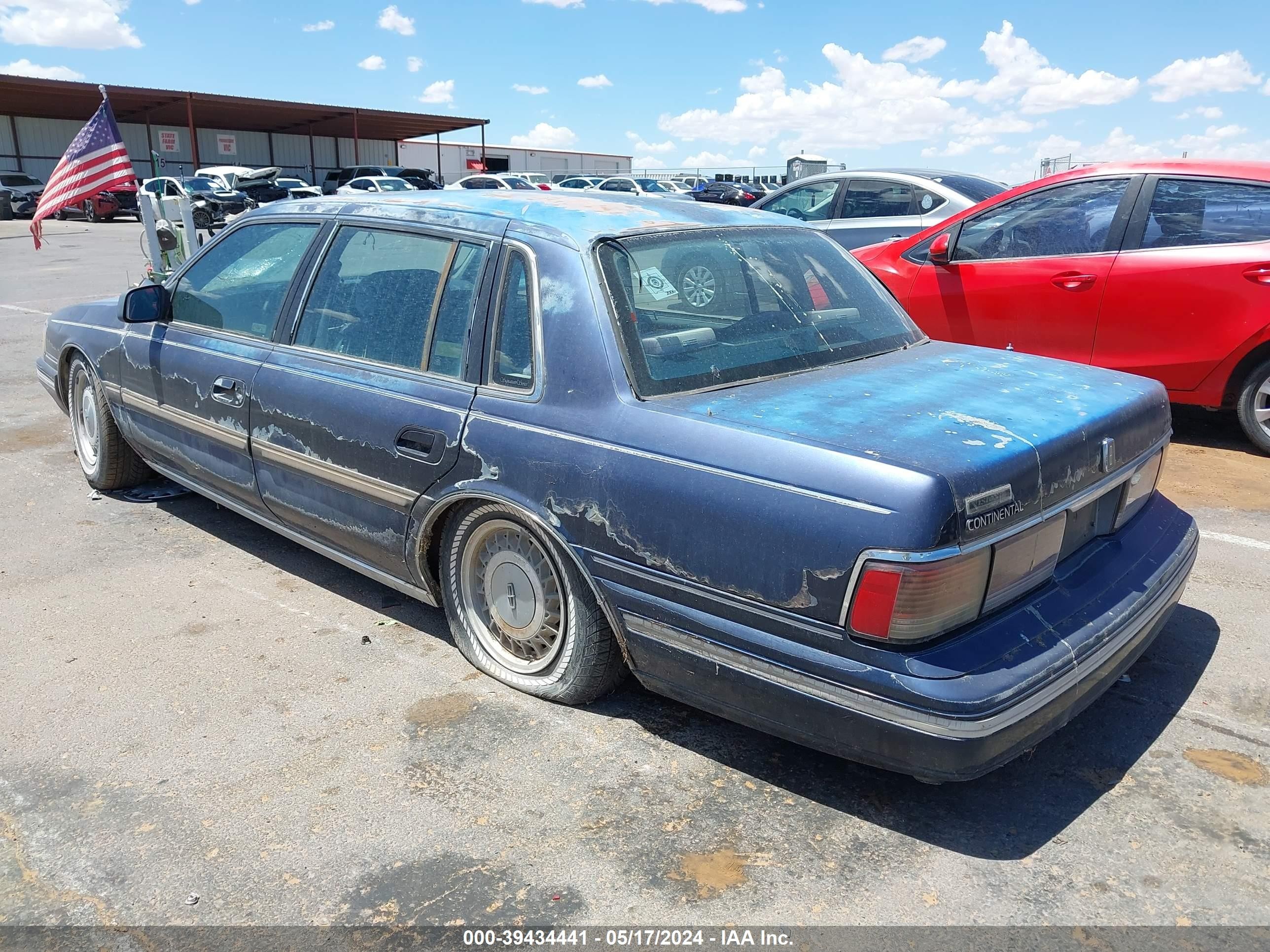 Photo 2 VIN: 1LNLM9848KY781792 - LINCOLN CONTINENTAL 